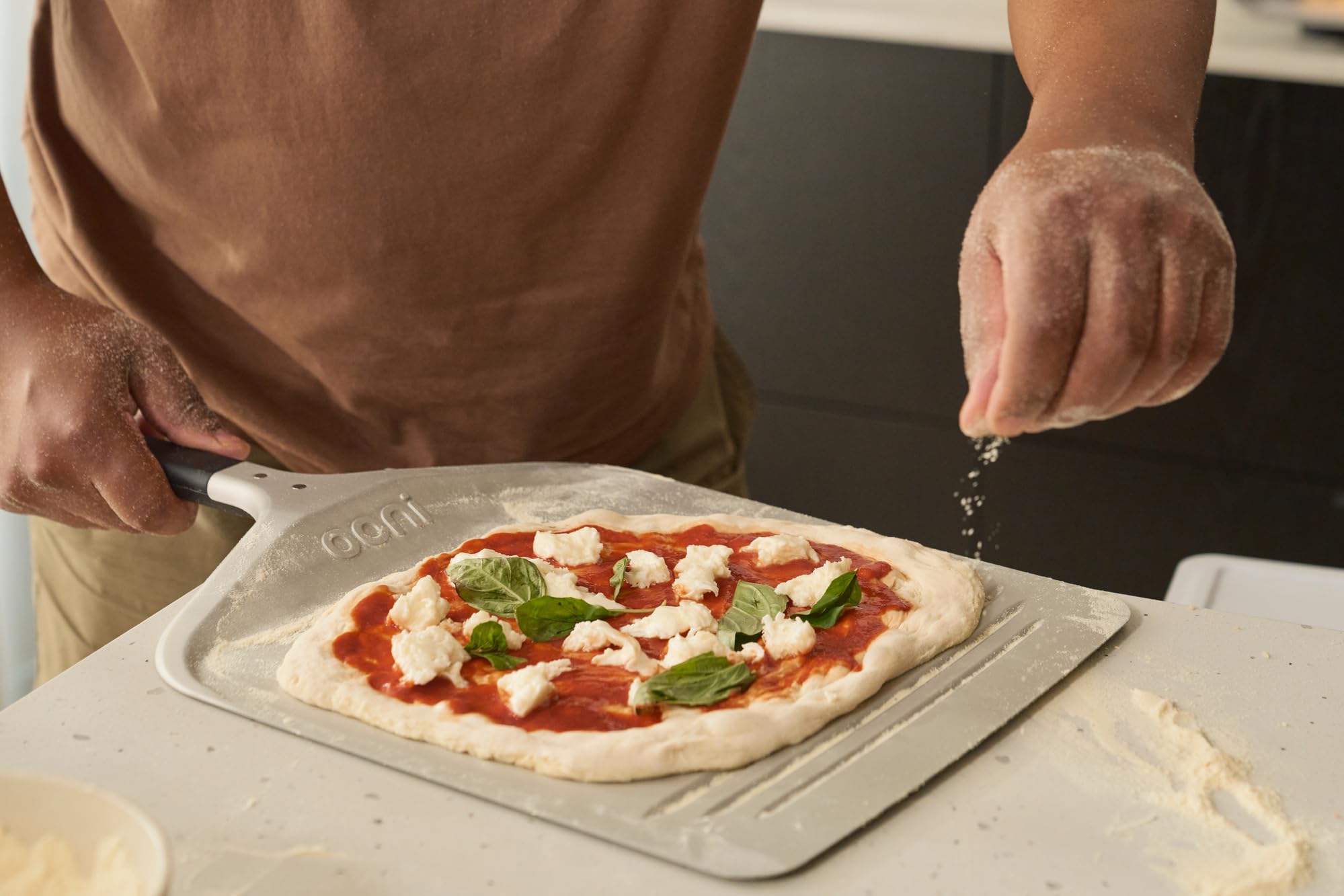 Ooni Pala de pizza compacta de 12 pulgadas, pala de pizza de metal de 12 pulgadas, pala giratoria ligera para pizza con asa, accesorios para horno de pizza