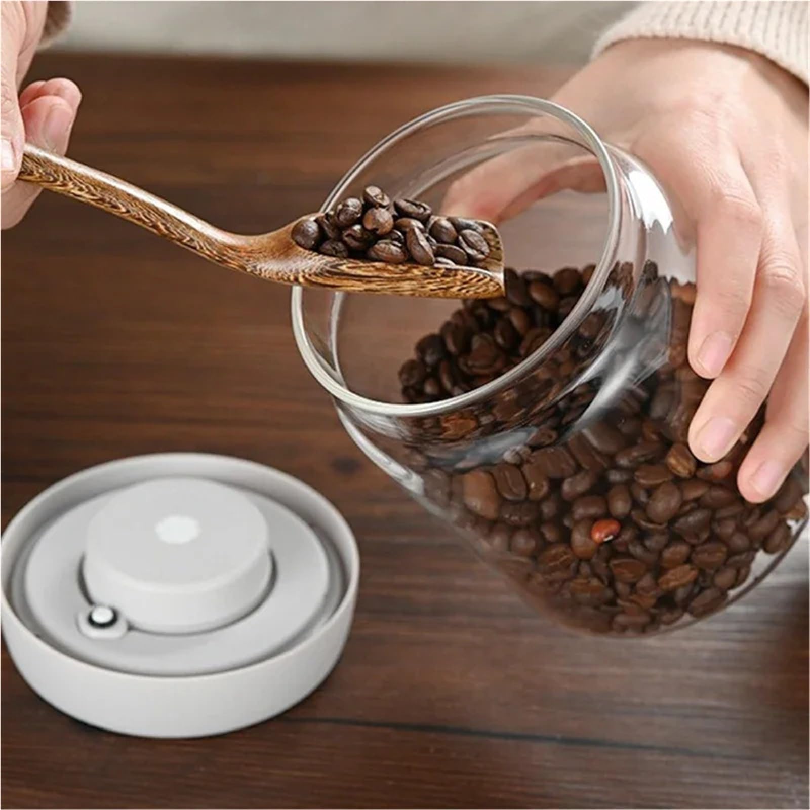 Tarro de conservación Tanque sellado al vacío de granos café tipo prensa, almacenamiento alimentos vidrio, tarros for mantenimiento fresco, tarro dulces for té y enteros(White-900ml)