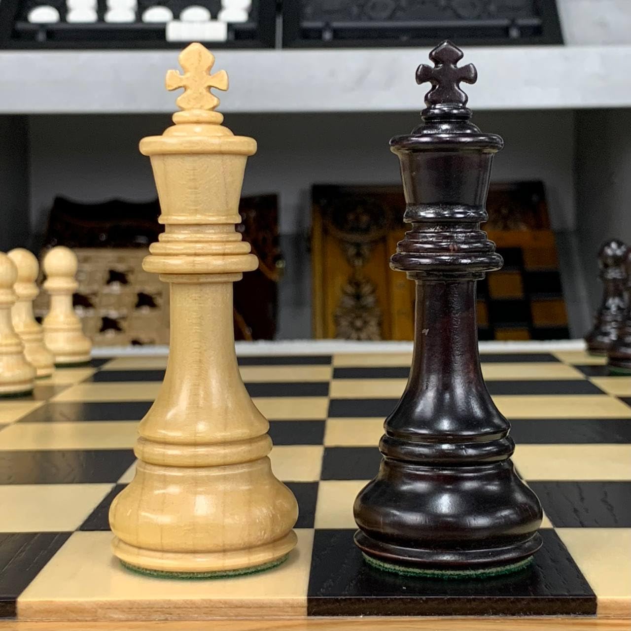 Set di scacchi Elite in rovere: grande scacchiera fissa da 56 cm (22") con pesi nelle figure in legno, misure da torneo, finitura opaca premium, design di lusso realizzato a mano