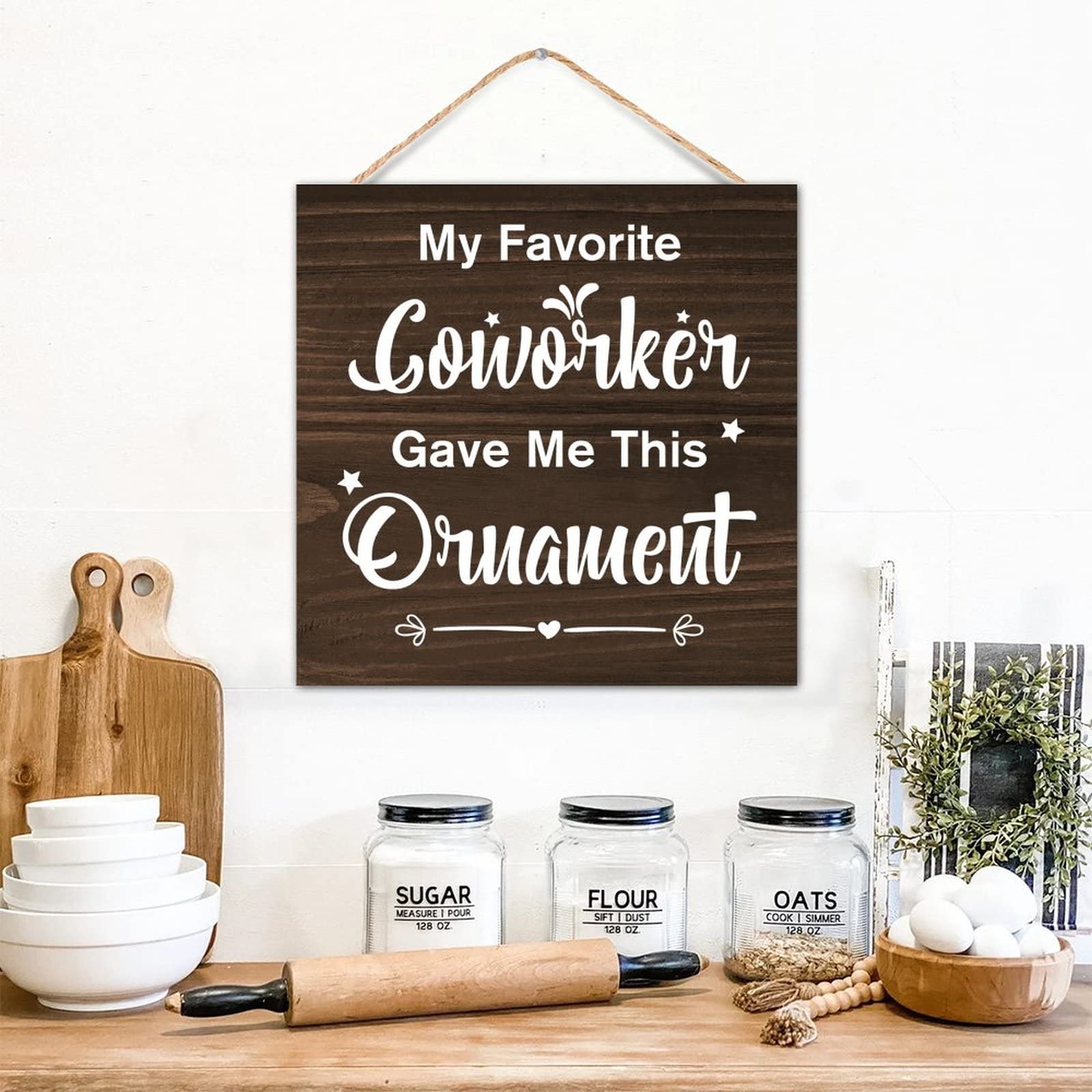 Plaque murale vintage en bois pour rompre la monotonie d'un bureau