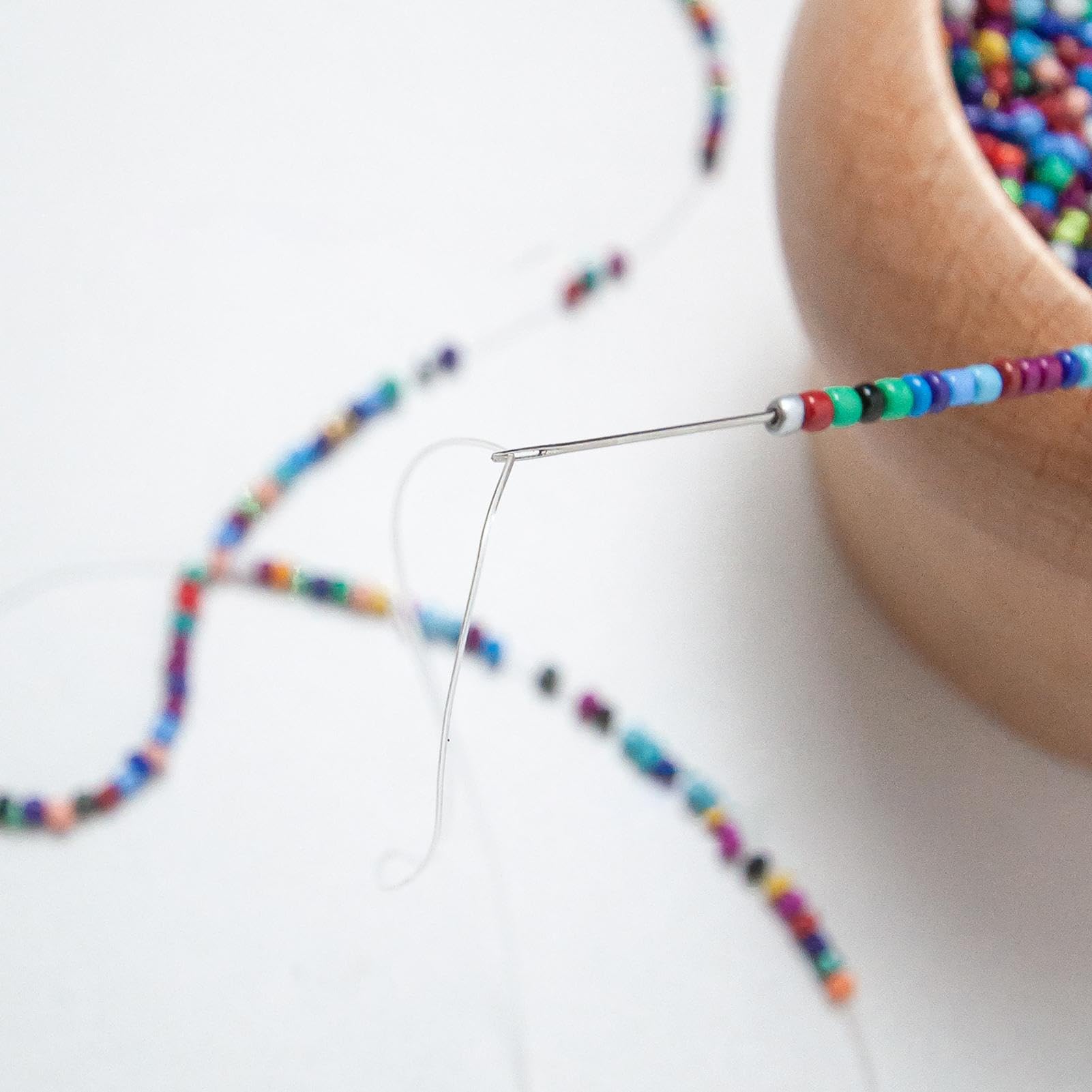 Kit di rotazione di perle, kit di perline di dimensioni in legno con perla Spinner – Kit di trottola e perline di dimensioni con 4 ciotole, 2 aghi e 1000 perline, trottola di perle di argilla