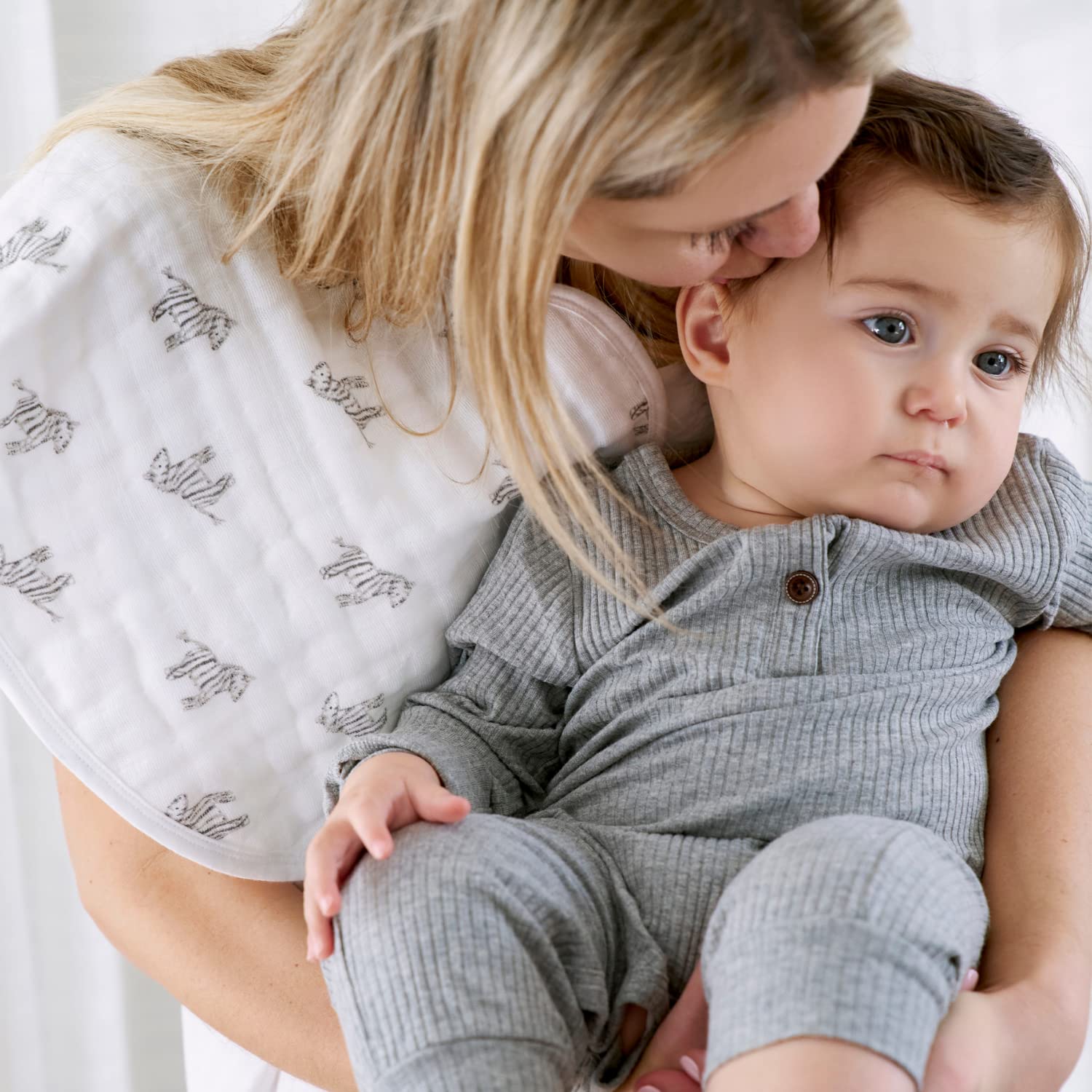 aden + anais Burpy - Bavaglino per bambini, per attività all'aperto, confezione da 2, 100% mussola di cotone, panno per ruttino a 4 strati, per l'alimentazione e il dribbling, super morbido e