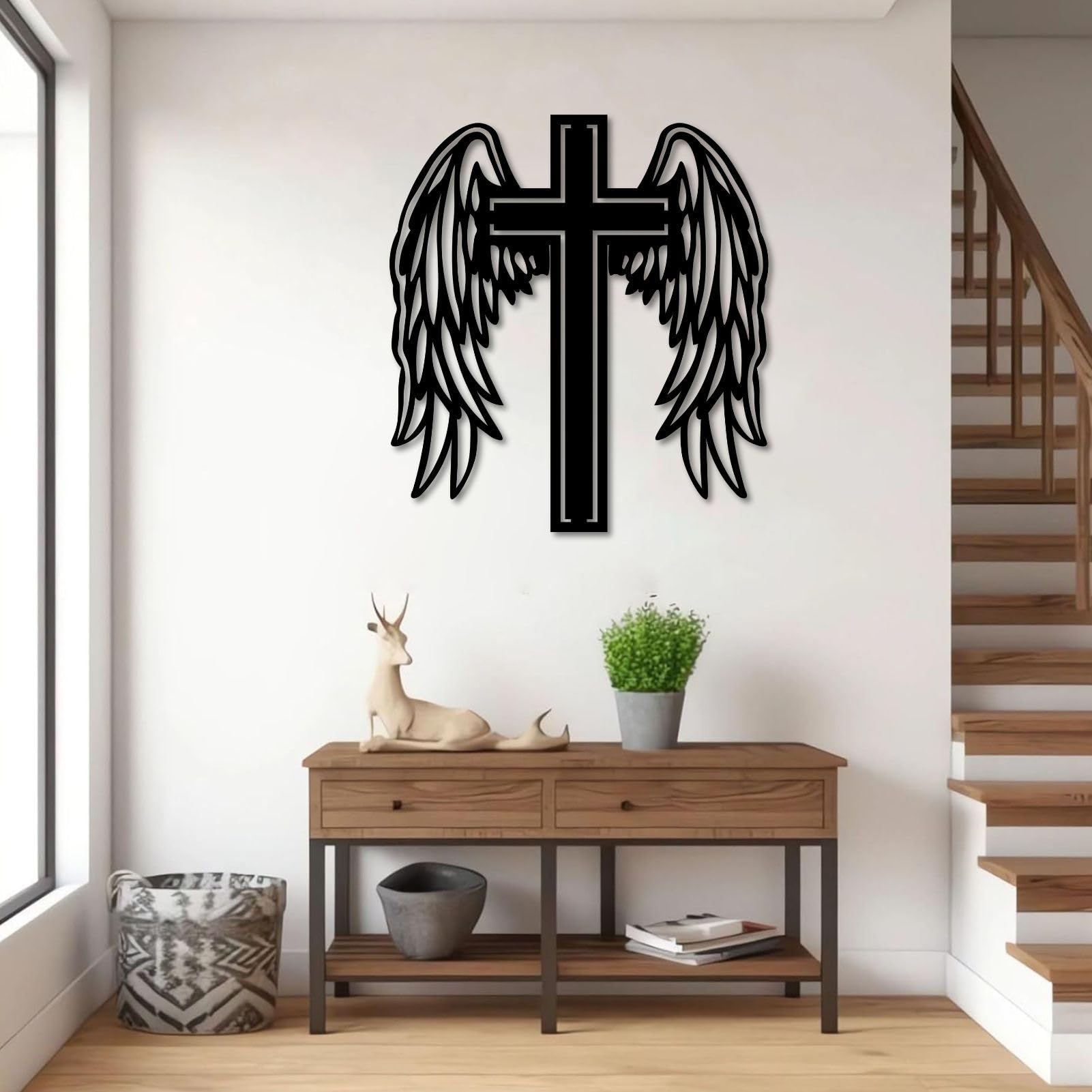 Metalowa dekoracja ścienna: Krzyż ze skrzydłami anioła do salonu, sypialni, kościoła (biały, 70 cm wys. x 63 cm L)
