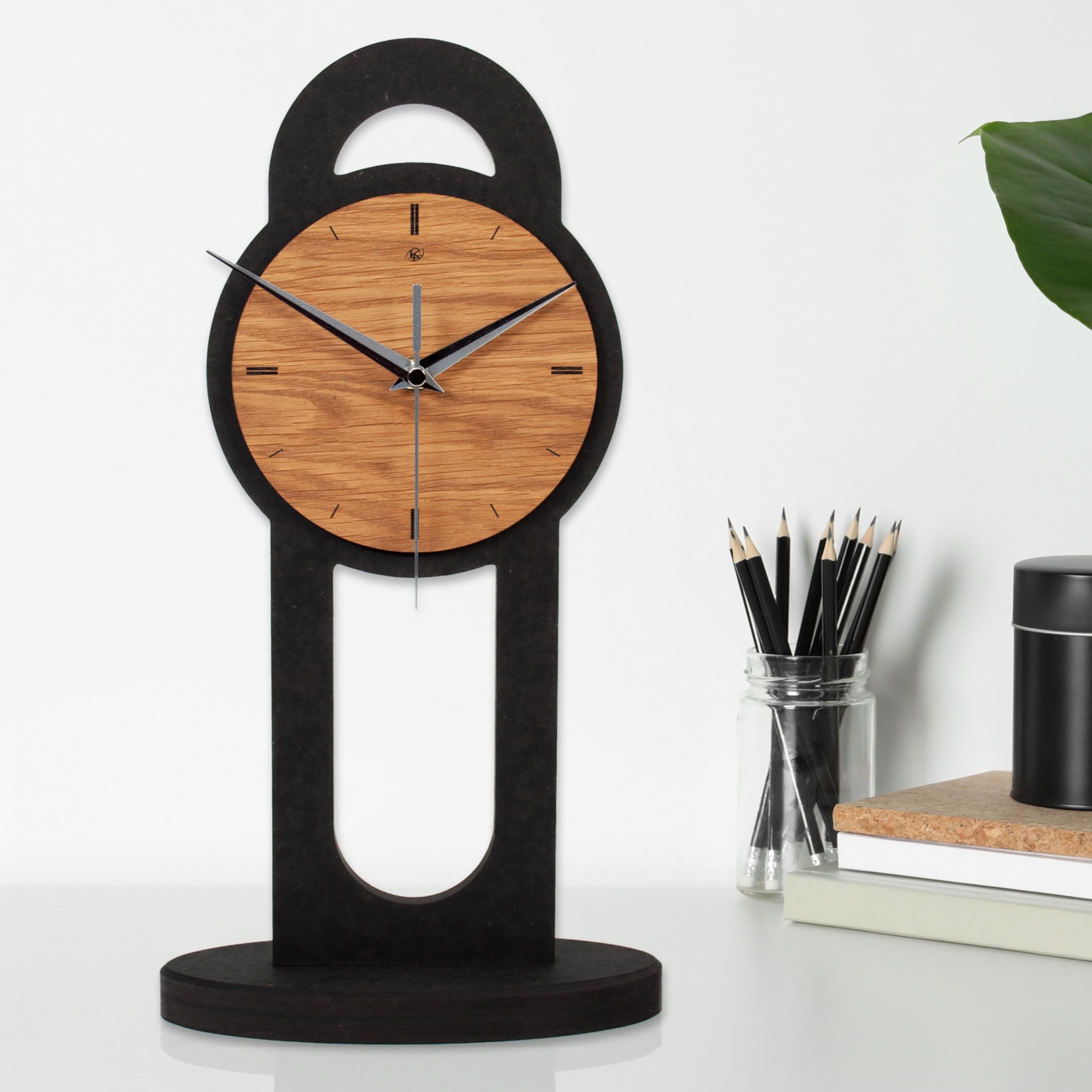 Standuhr „Brown Circle“ aus Holz – Schwarze Tisch-Uhr mit brauner Eiche-Applikation; Größe ca. 38,5x20x8,5cm (leises Funkuhrwerk)