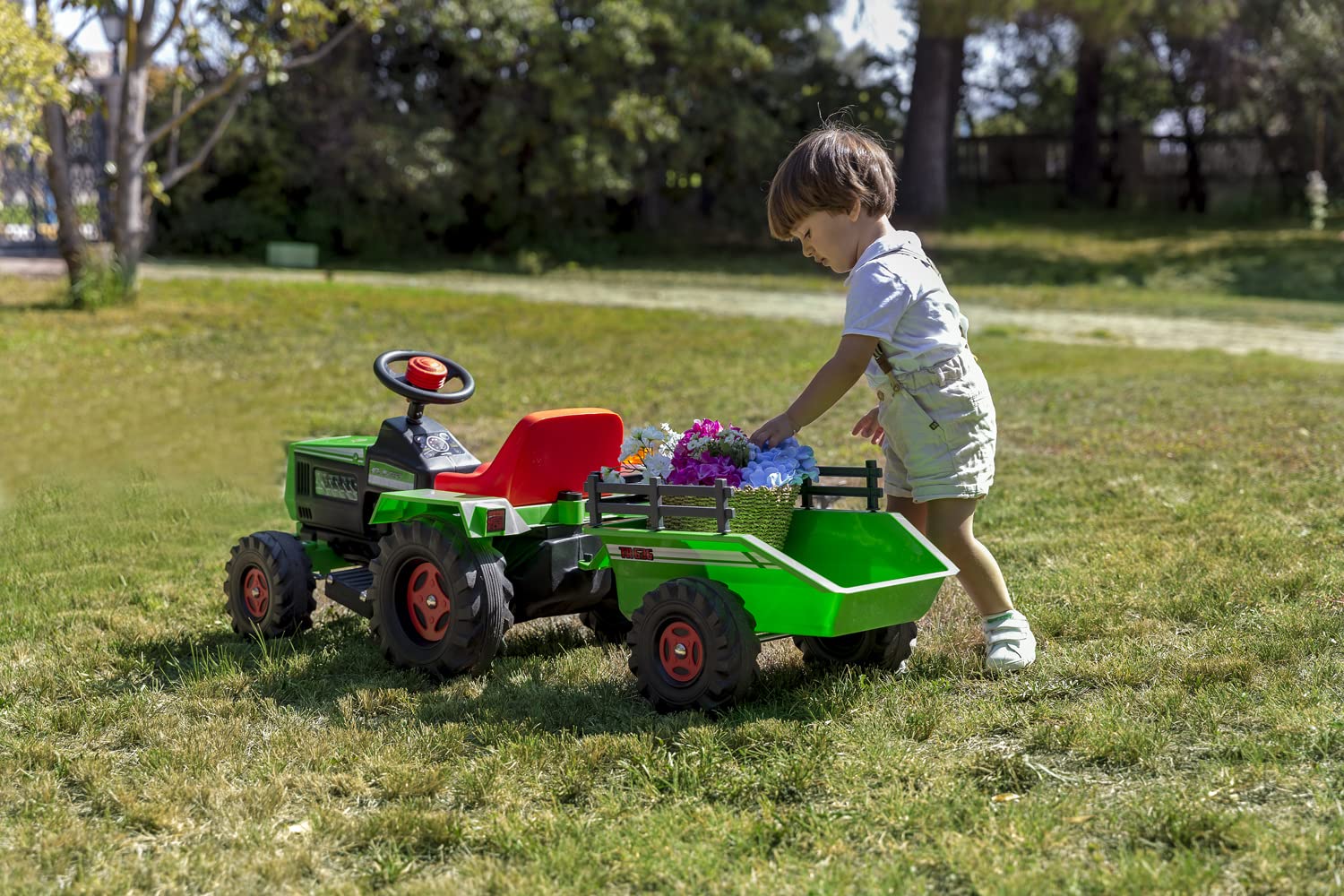 INJUSA - Traktor Basic, Elektrotraktor für Kinder von 1 bis 3 Jahren, Batterie 6V, Gaspedal, Anhänger hinten, Lichter und Geräusche, Höchstgeschwindigkeit 2-3 Km/h, Farbe Grün