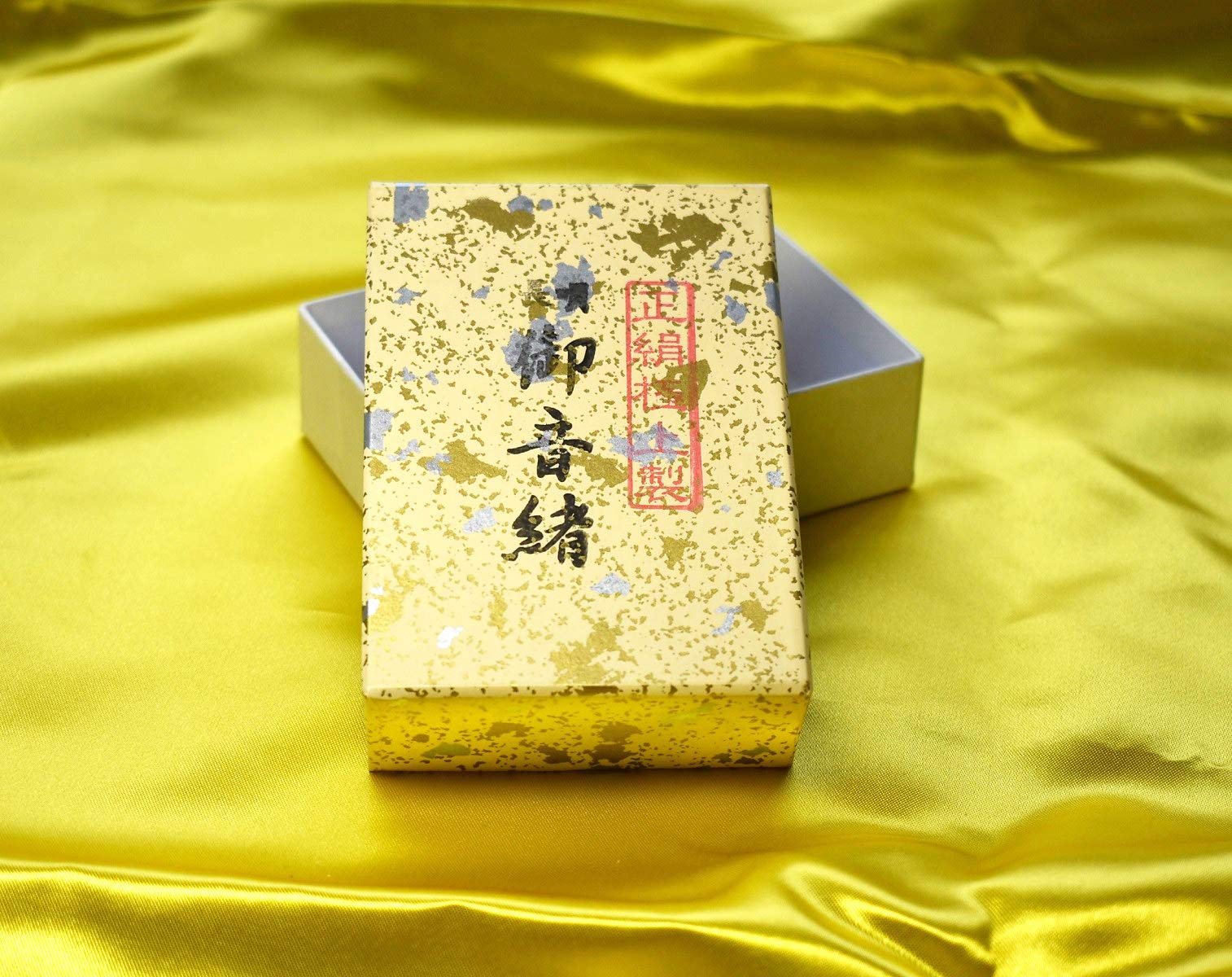 Amazon.co.jp: 地唄 民謡 中棹三味線 音緒 正絹 (生成) (送料など込