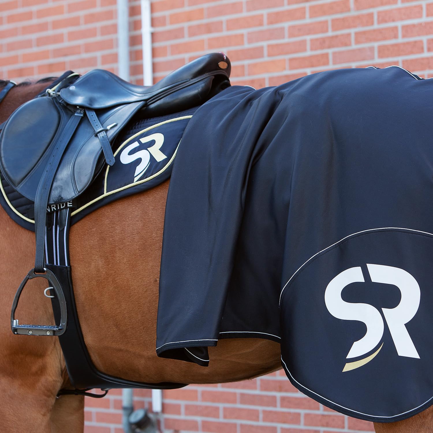 SUNRIDE Manta refrescante para Caballos (Boston) Fabricada en Softshell con Forro Polar - Secado rápido, Reflectante y Repelente a la Suciedad (135 cm, Negro)