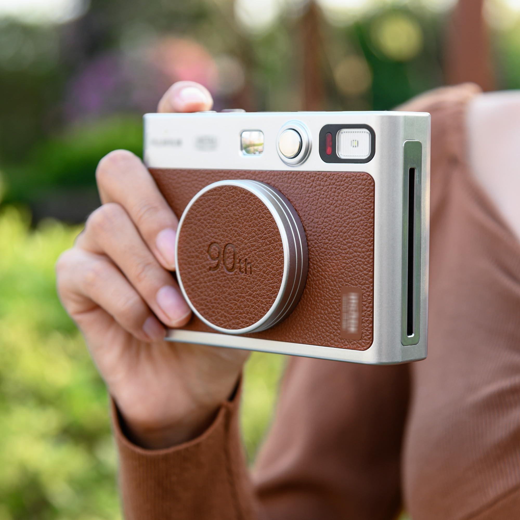 JJC Bouchon D'objectif en Métal pour Appareil Photo Fuji Instax Mini Evo, Accessoires Mini Evo en Aluminium avec Surface en Cuir et Intérieur en EVA Souple, Marron