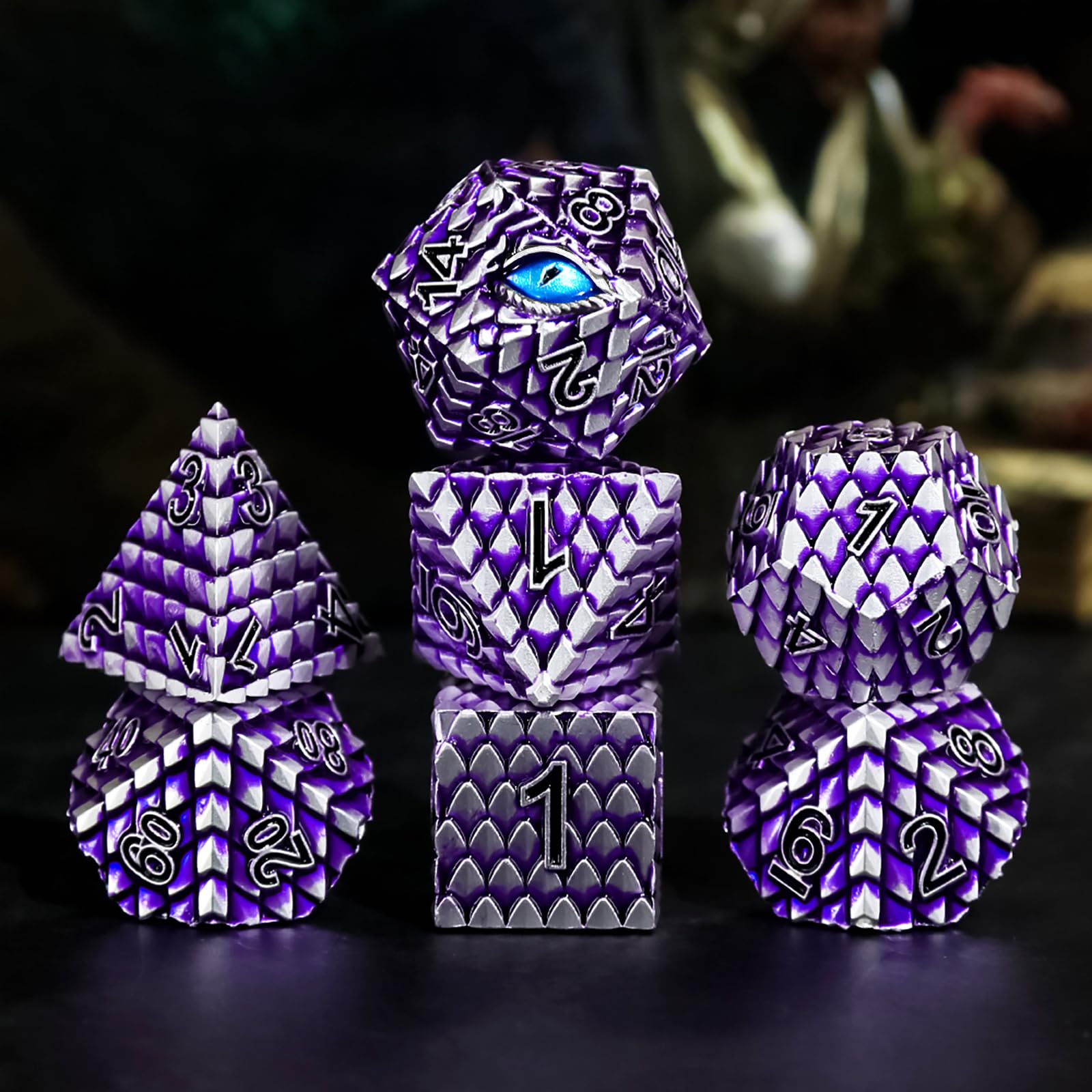 Zestaw metalowych kości D&D, 7 szt. smoczej łuski, metaliczny zestaw kości DND, metalowe kości Dragon Eye z wspaniałym etui prezentowym do gry stołowej Dungeons i Dragon (fioletowa skala smoka i