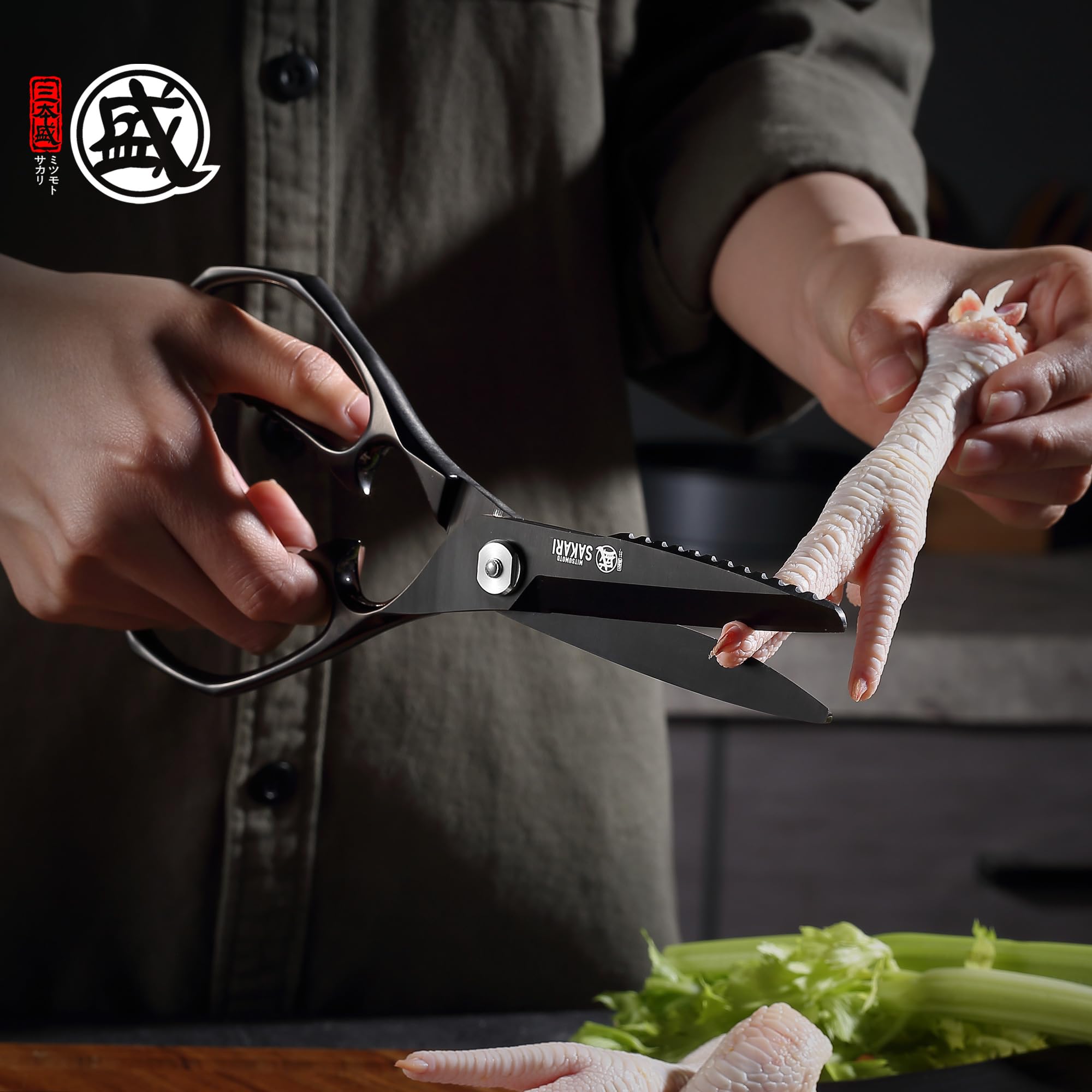 MITSUMOTO SAKARI 22cm Japanische Multifunktions Küchenschere | Abnehmbare Hochleistungs Geflügelschere, Schwarze, Titanbeschichtete Küchenschere