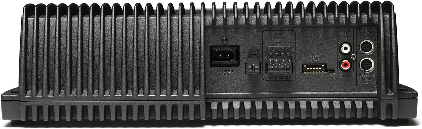 Přední view of the Bose SoundTouch SA-4 Amplifier with its controls and display, alongside the circular SoundTouch controller.