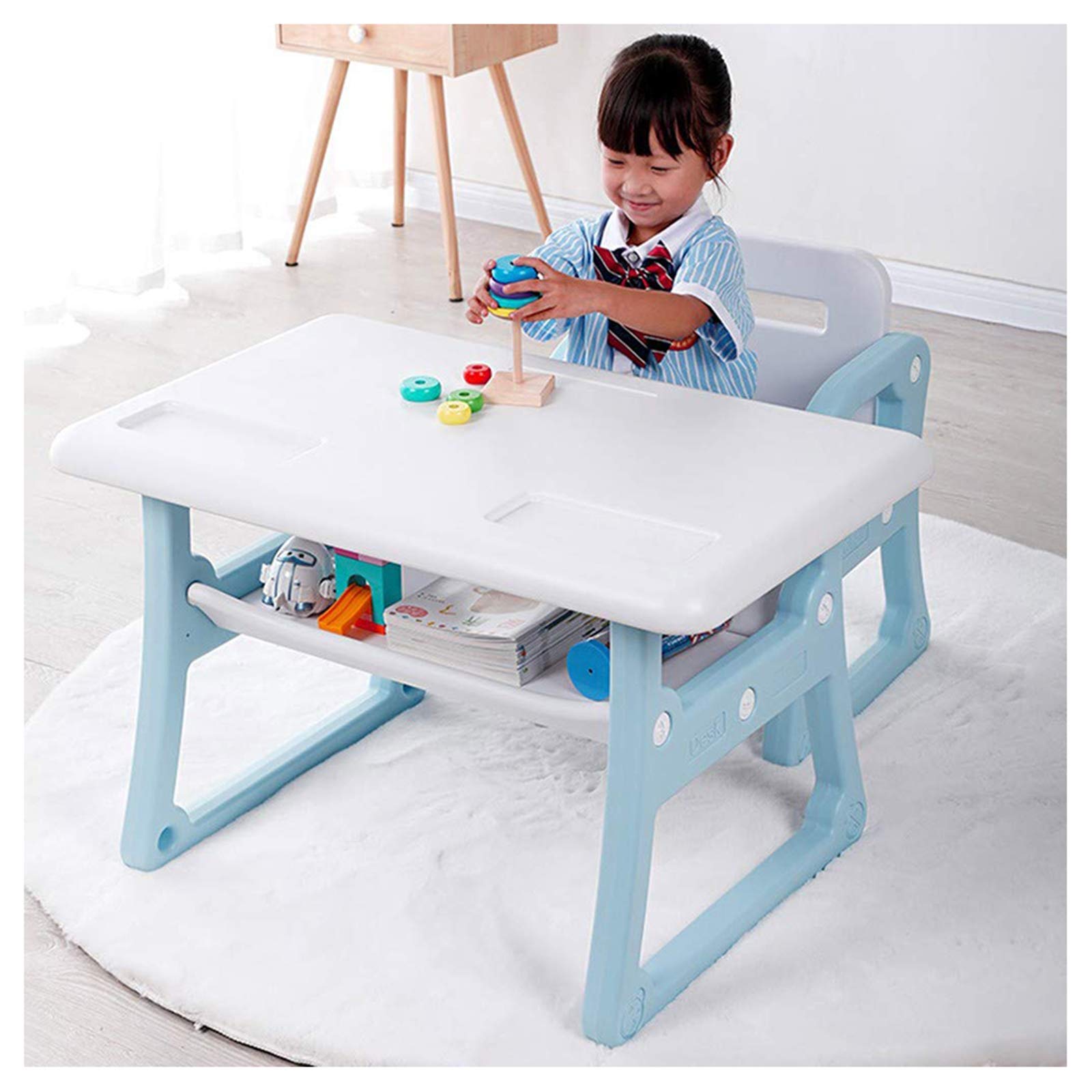 Table d'étude enfants avec chaise bleue pour développer l'autonomie
