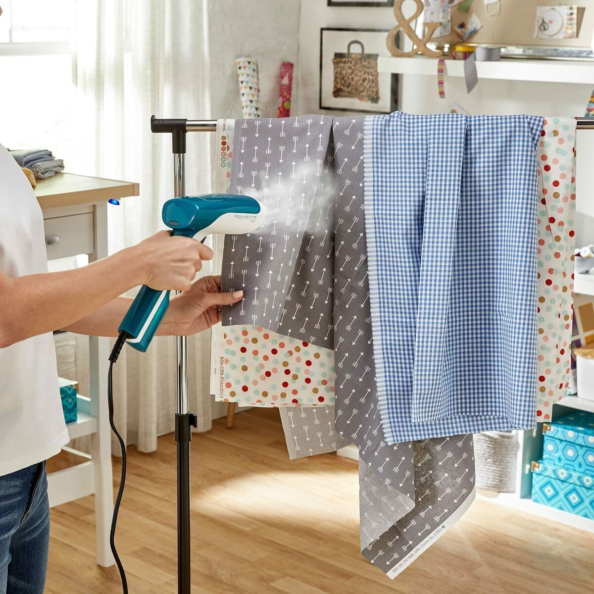 Rowenta Access Steam First DR6130 - Cepillo de vapor, plancha vertical 1300 W, depósito 70 ml, elimina arrugas, olores y desinfecta, accesorio prendas delicadas y gruesas, cable de 2.6 m, blanco azul