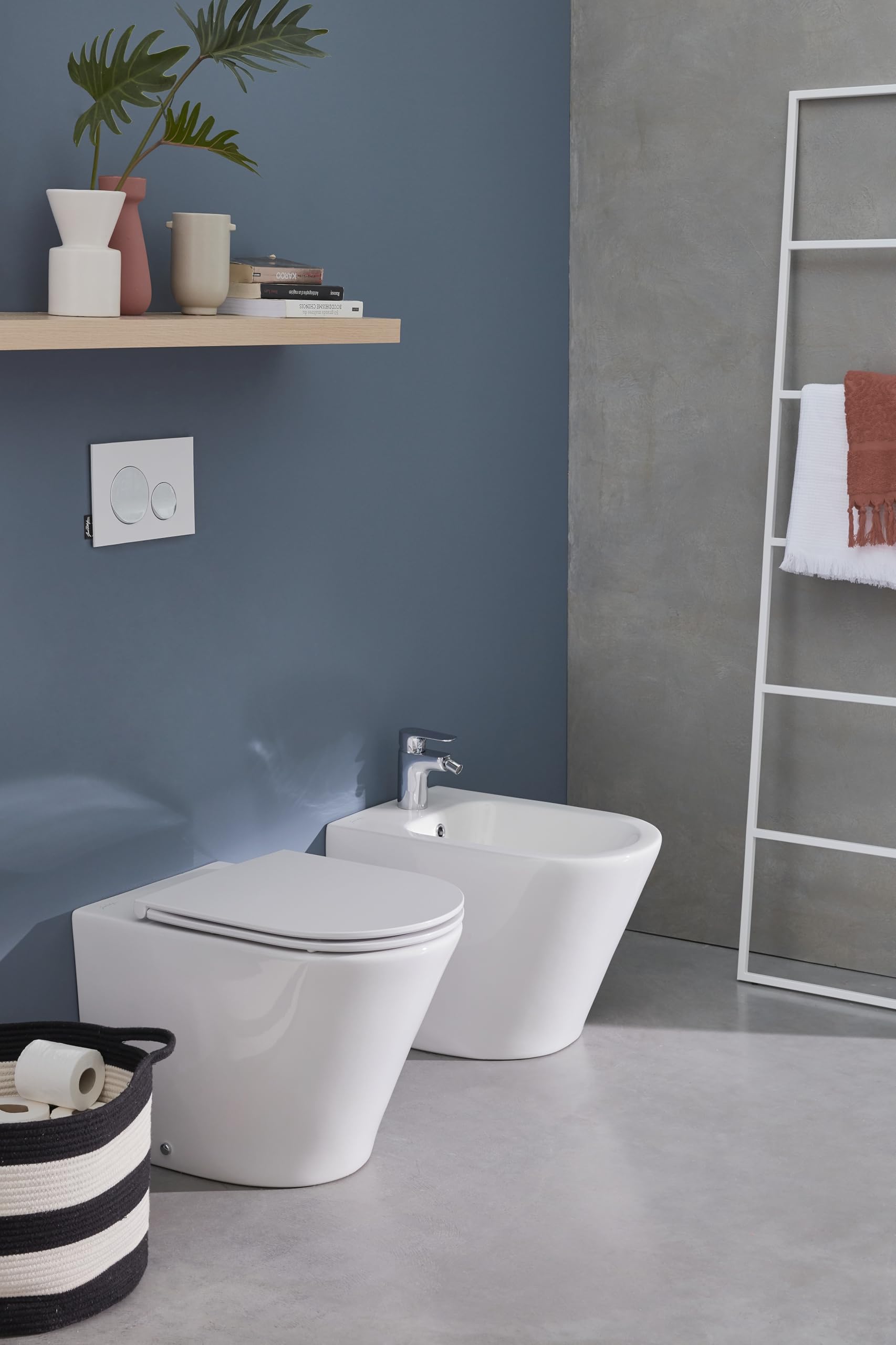JACOB DELAFON Ceramiczny bidet do podłogi owiewka do ściany Łatwe czyszczenie i konserwacja Łatwa instalacja Kolor biały RODIN+ EBJ0002-00