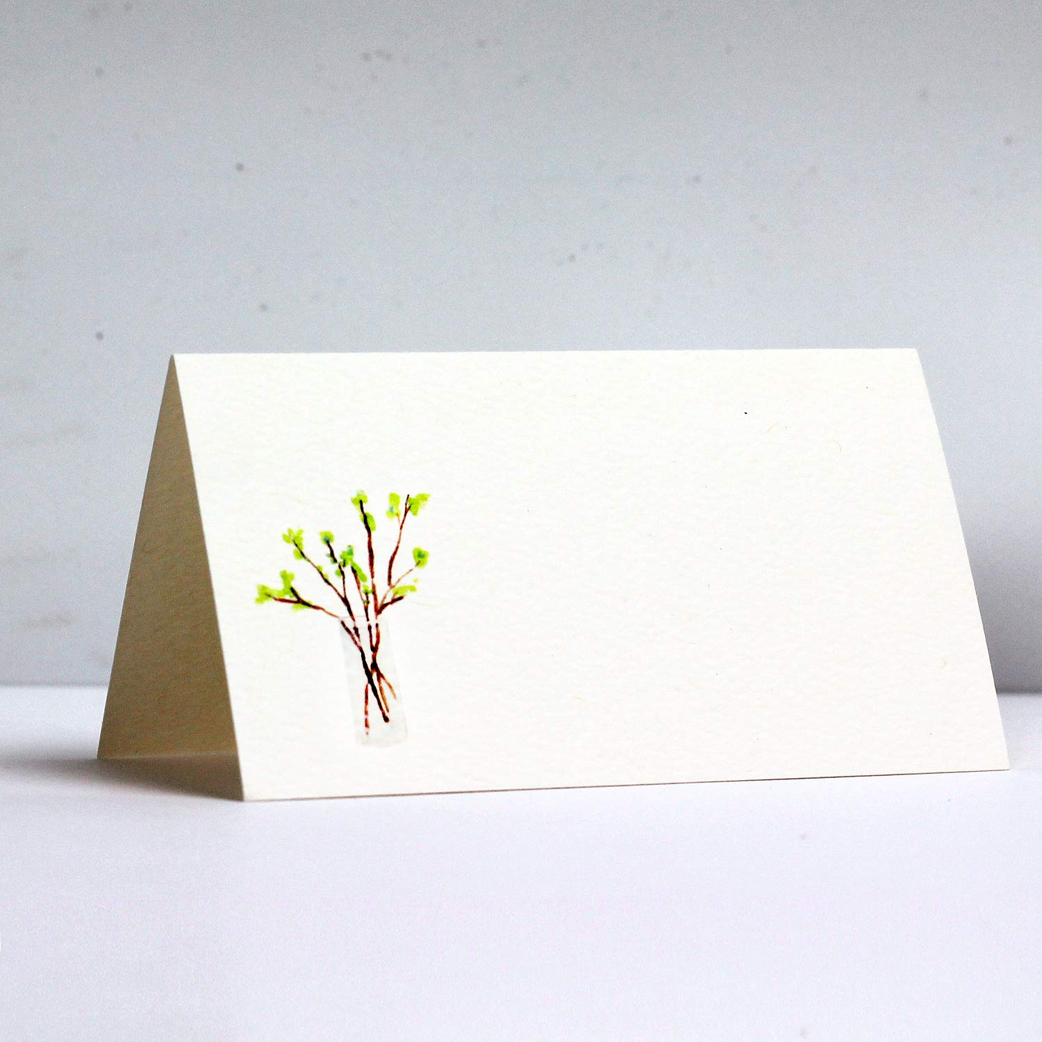 Nancy Nikko Tischkarten mit Zweigen grünen Blättern in transparenter Vase für Hochzeiten, Duschen und Dinnerpartys Tischzeltstil, einfaches Falten. Erhältlich Packungen 12/25/50 Stück Weiß mit Grün