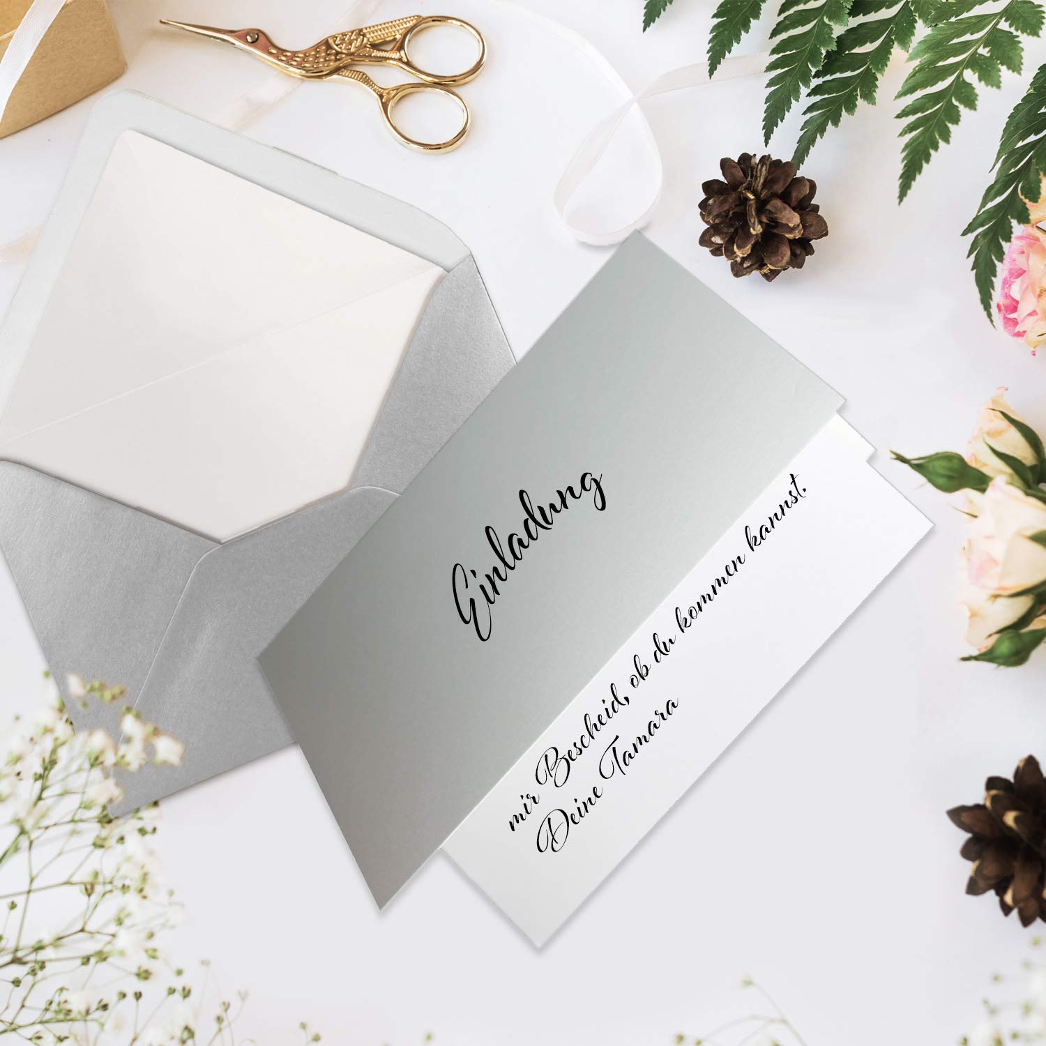 Set di 150 biglietti di auguri in argento metallizzato, formato DIN A6, con foglio interno bianco e busta DIN C6 con fodera in seta bianca.