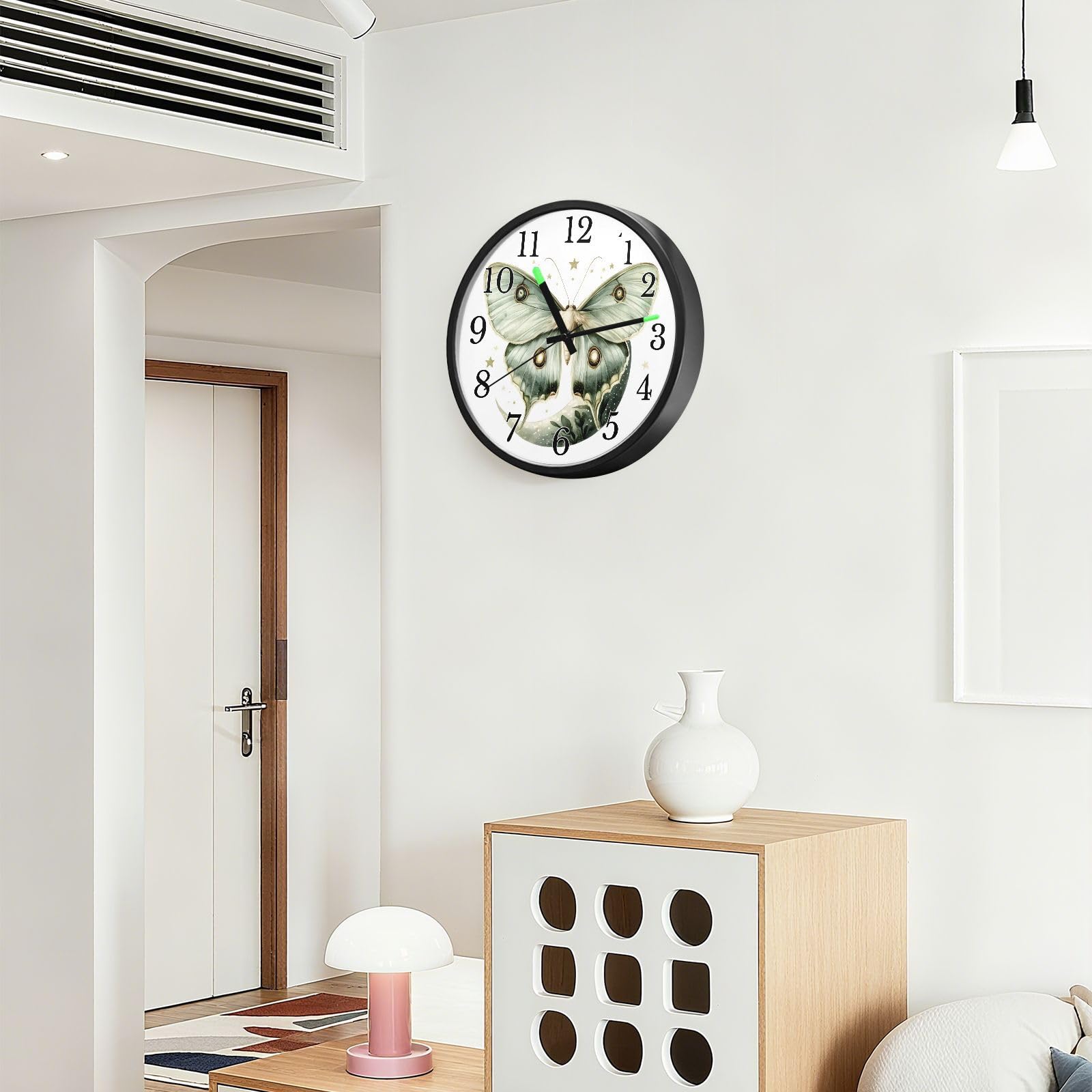 Mnsruu Reloj de pared luminoso Luna polilla luna blanca estrellas reloj de pared brilla en la oscuridad relojes de pared funciona con pilas, 12 pulgadas, silencioso, sin tictac, luz nocturna para