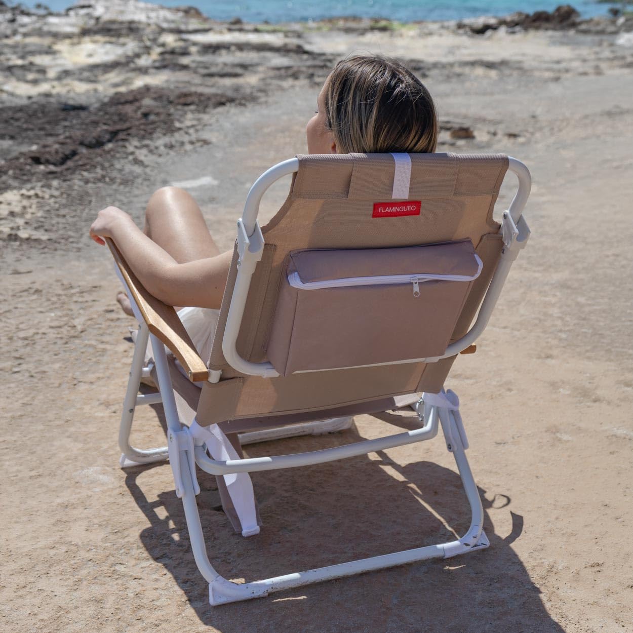 Flamingueo Silla Playa Plegable - Reclinable 5 Posiciones - Bolsillo Insulado Frío - Bolsillo para Móvil - Asas Mochila - Almohada Ergonómica - Aluminio y Textileno - Beige