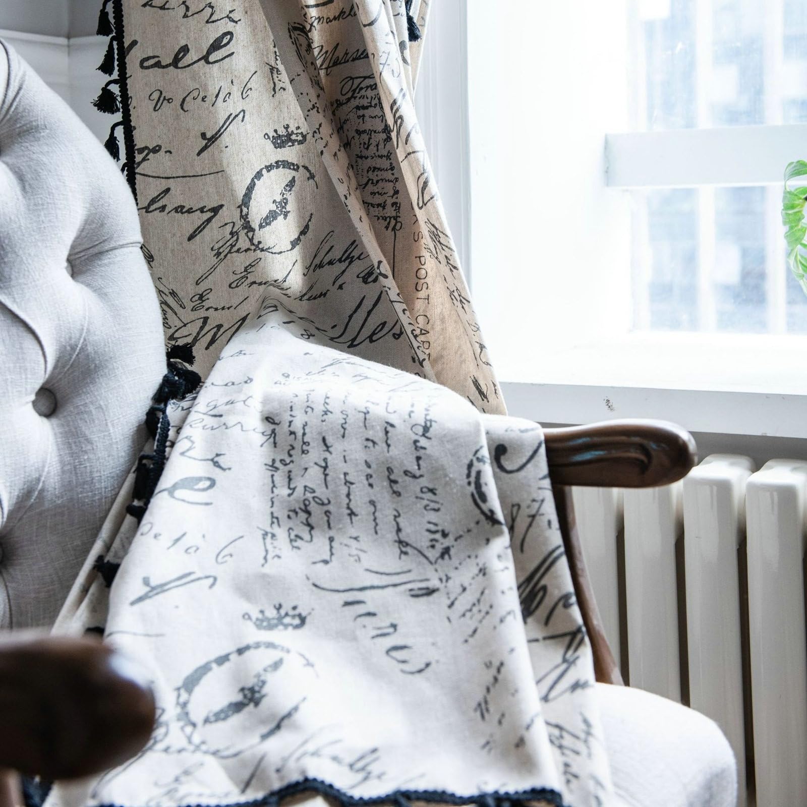 Daesar Rideaux Salon Moderne Semi Transparent Beige Noir 150x220CM, Lot de Deux Rideaux de Fenetre à Crochets Motif Lettres avec Glands Coton Lin Fenêtre Rideaux Chambre Balcon Baie Vitrée