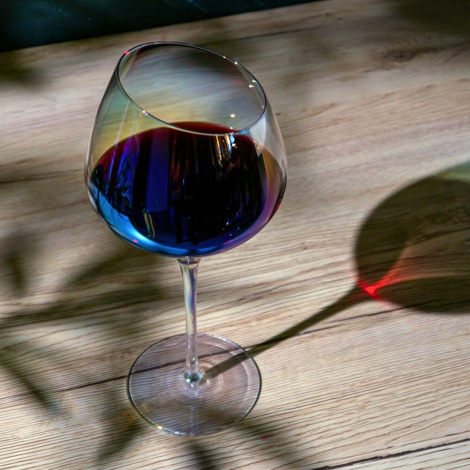 INTIRILIFE 6x Wein Glas mit moderner Kante - 470 ml Füllmenge und Regenbogen Schimmer - Rotwein Glas Kelch Spülmaschinenfest Kristallglas stoßfest