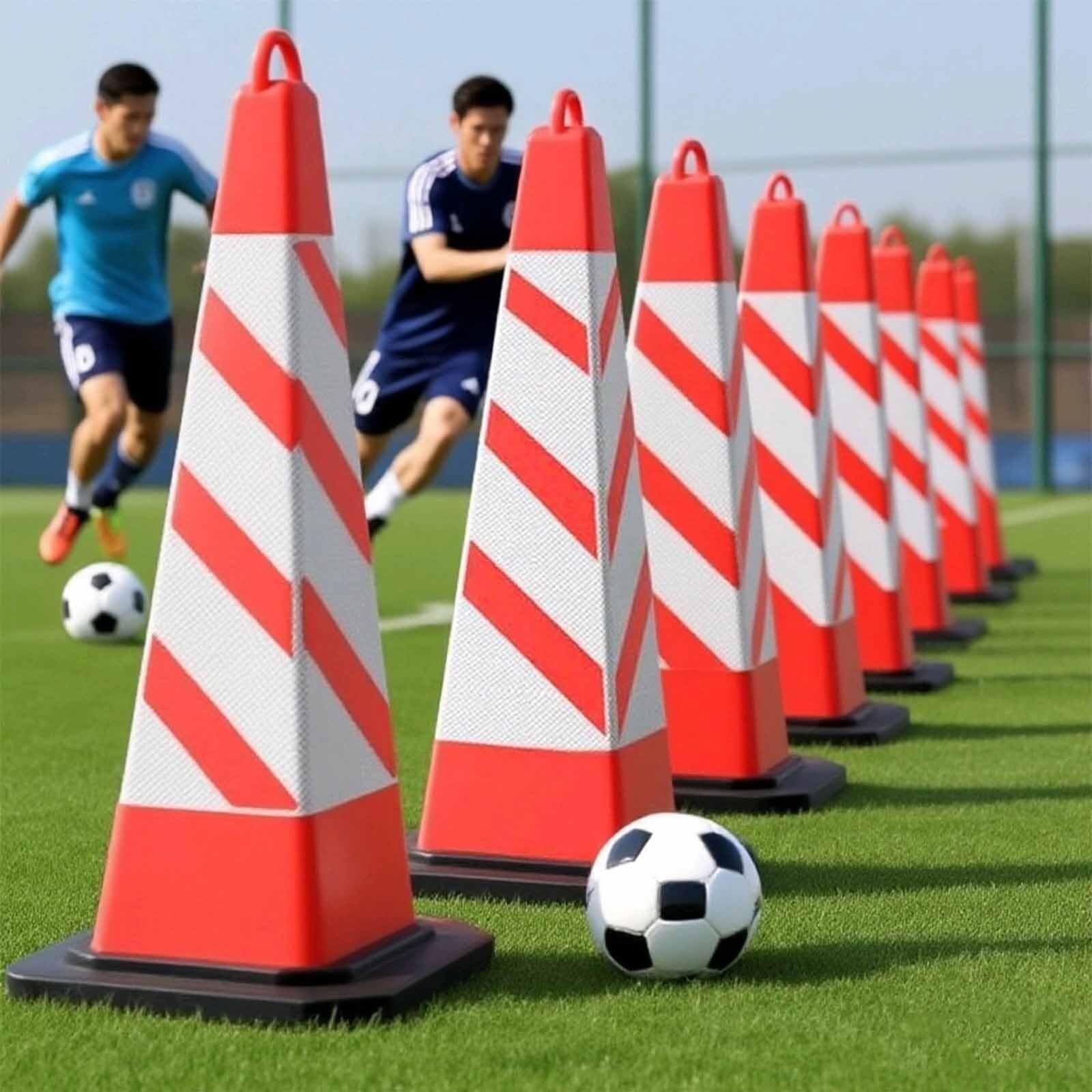 Cônes de signalisation robustes avec base lestée et bandes réfléchissantes – Lot de 4 cônes d'arrêt d'allée pour événements de construction et sécurité au stationnement (noir)