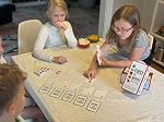 First to Worst Vacances Edition Jeu de fête - Un jeu de cartes festive sur comment vos amis & Classement familial pour les fêtes d'éléphants blancs, les Stouffres de stockage et les jeux de société avec des amis