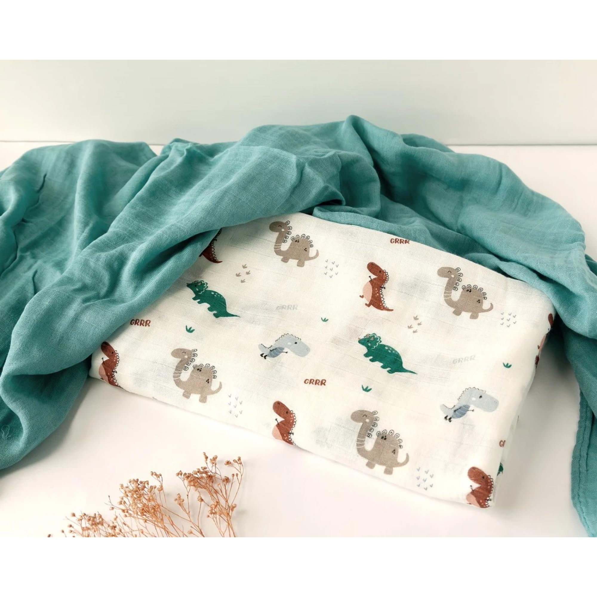 Kiokids | Chiffon Dinosauri Salvia | Morbidezza Eccezionale Grazie al Bambù e al Cotone | Termoclimatico | Fresco in estate e caldo in inverno | 120x120 cm | Salvia