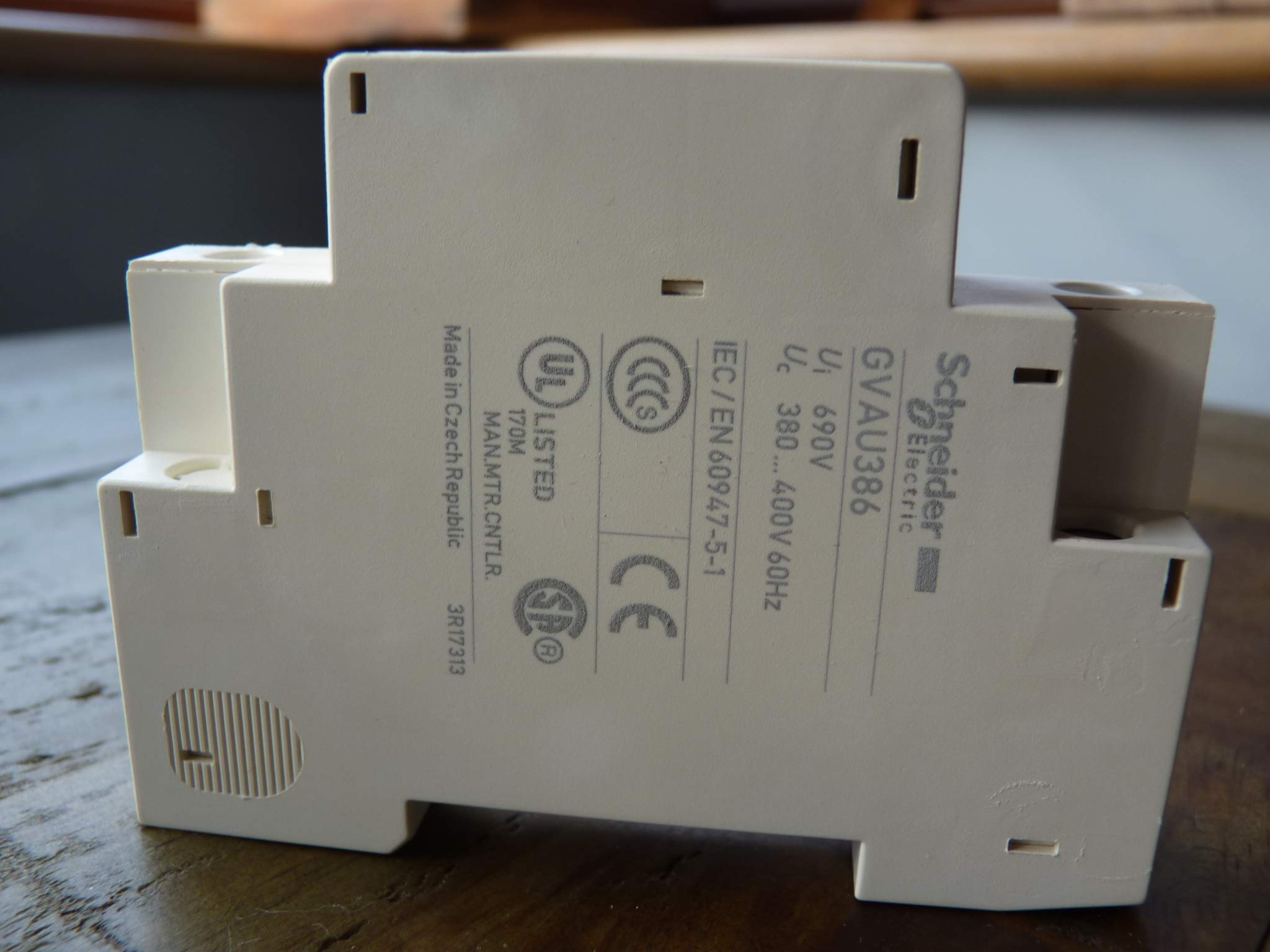 Schneider Electric Gvau386 U/V/Trip 380/400 V 60 Hz, sous tension Trip 380 V-60