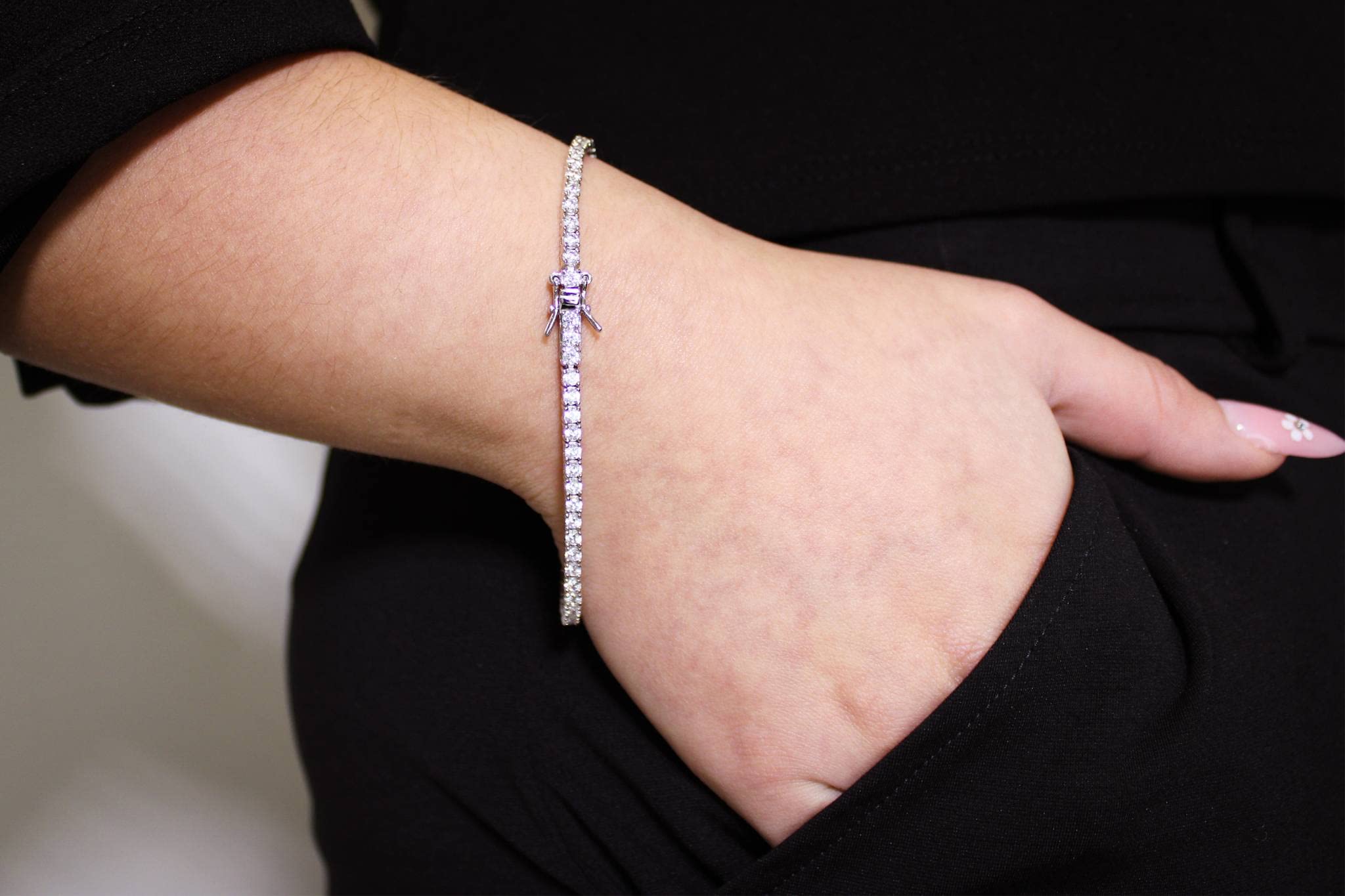 Sakrami Bracciale Tennis in Argento 925 con Zirconi Bianchi Rotondi – Disponibile in Tre Misure – Gioiello Elegante Donna, Ragazza + Confezione Regalo Personalizzata