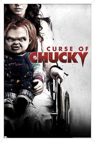 Trends International Póster de pared con diseño de "Curse of Chucky", 22.4 pulgadas de largo x 14.7 pulgadas, versión enmarcada en blanco