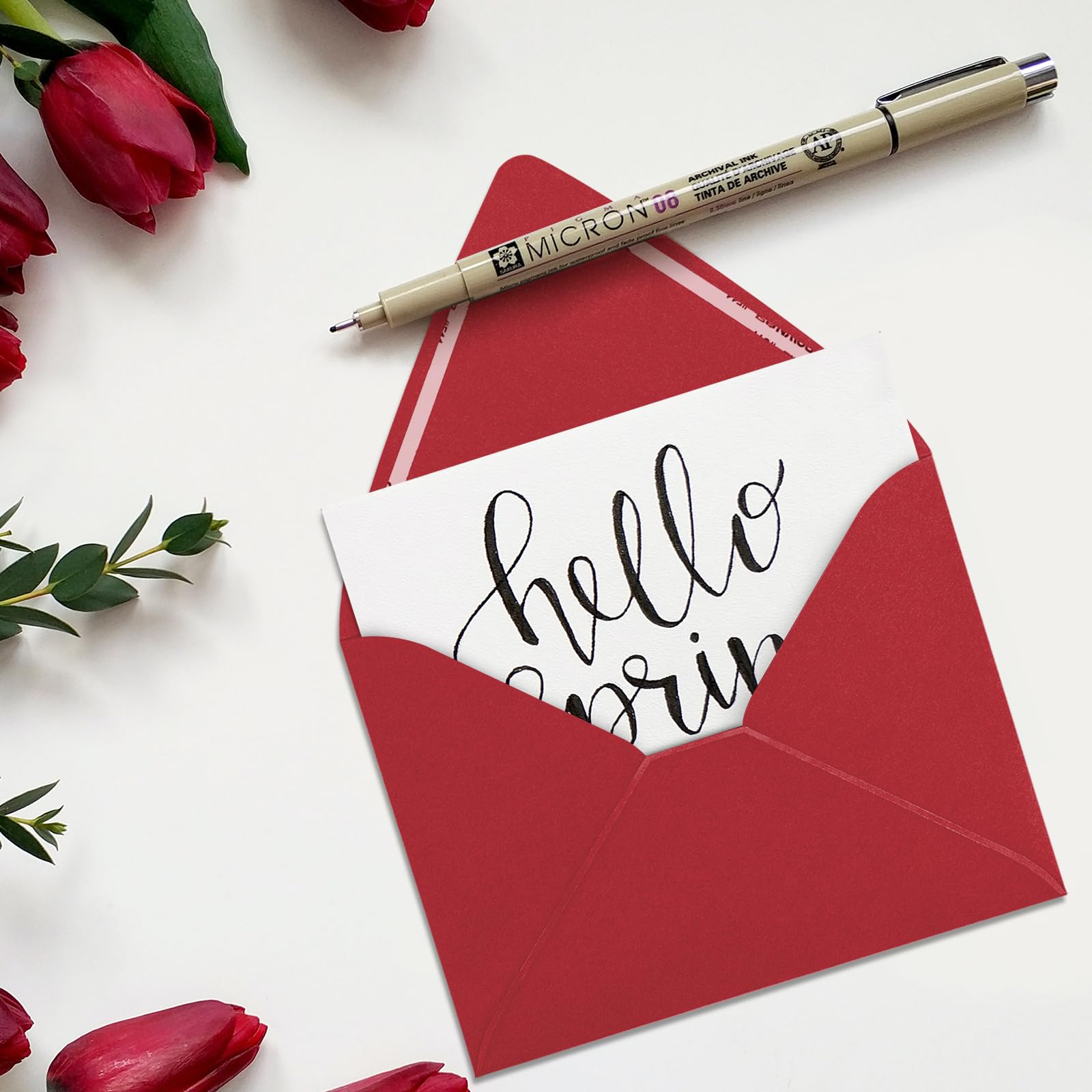 Sobres rojos A7 de 5 x 7 pulgadas con borde dorado, paquete de 50, para tarjetas de 5 x 7 pulgadas, autosellado rápido, perfectos para bodas, invitaciones, fotos, graduación, baby shower, papel grueso
