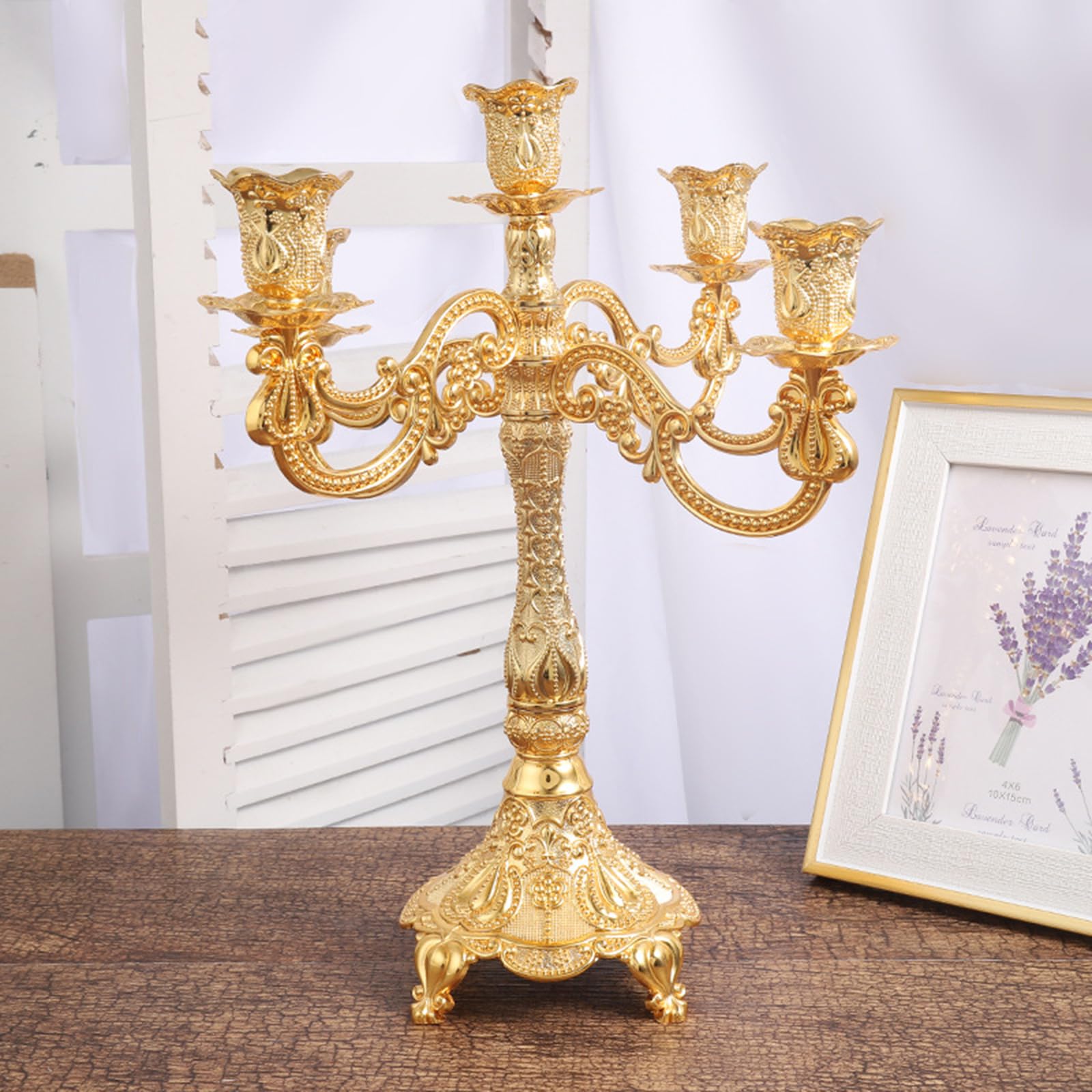 Luxueux candélabre en métal doré avec sculptures florales pour centres de table de mariage et décoration d'intérieur