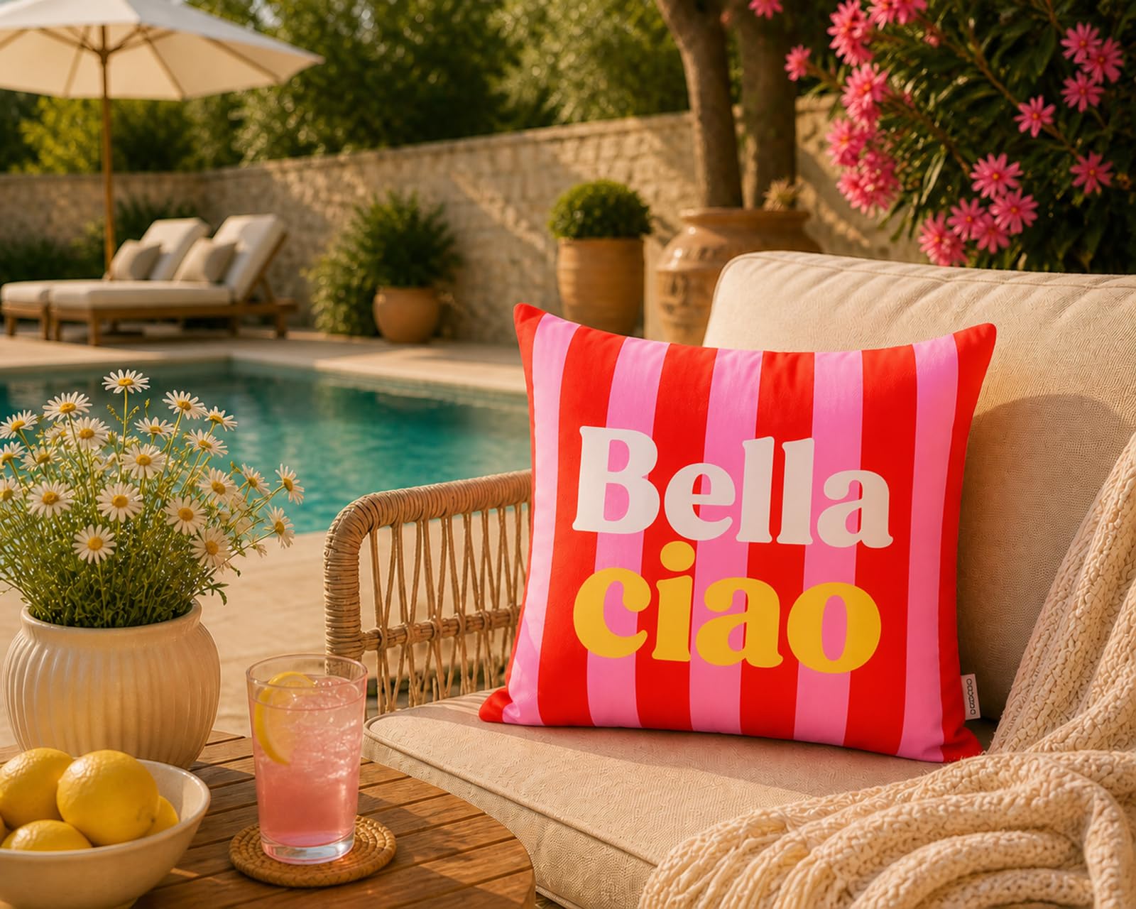 KAMACA Outdoor Dekokissen Bella Ciao 45x45 cm Rot Rosa Gestreift – Gartenkissen mit 370g Füllung – Wasserabweisend, Schmutzabweisend & Strapazierfähig – Balkon Terrasse Lounge Kissen