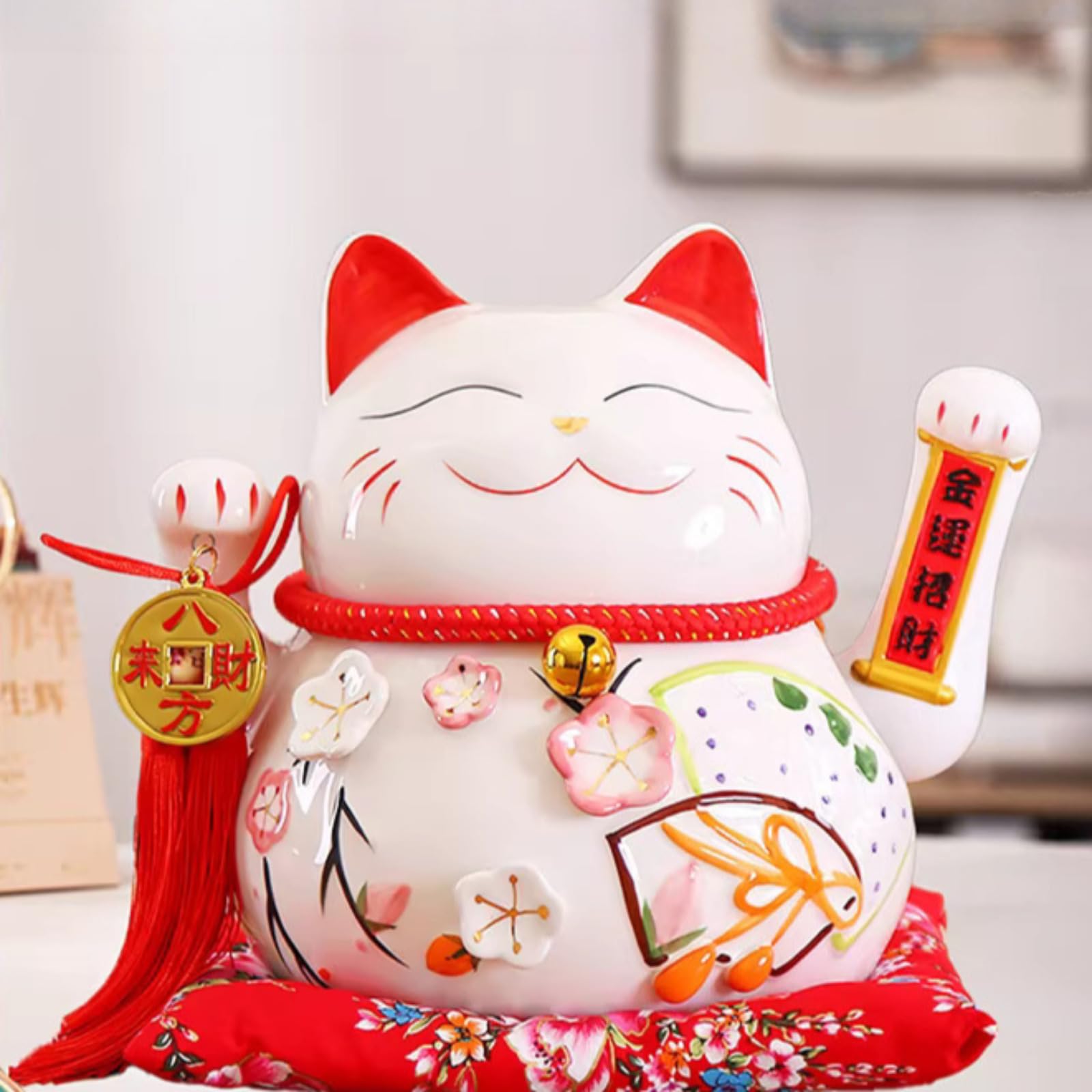 Flor de durazno de cerámica, pequeño gato blanco que agita a mano y Maneki Neko