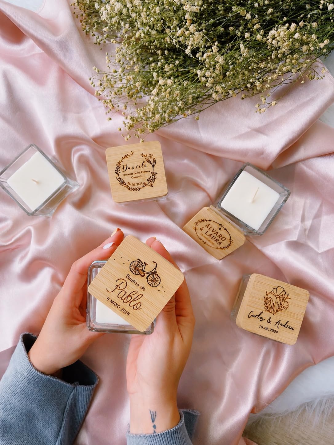 MONAMI - Pack 10 Velas personalizadas en cristal y tapa de bambú cuadrada. Detalle ideal para boda, bautizo o comunión. Vela aromática de vainilla. Varios modelos a elegir.