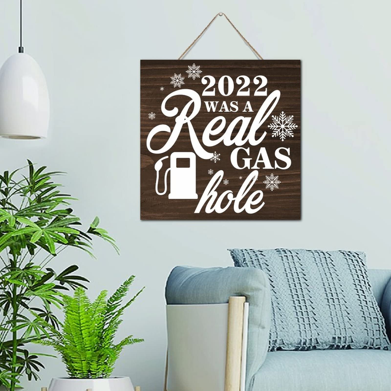 Pompe à gaz décorative en bois pour créer une ambiance bistrot vintage au salon