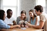 Mattel Games UNO Dare Jeu de cartes pour les familles & Fêtes avec des défis & Silly Dares de 3 Différentes catégories de jeu classique avec des défis & Silly Dares de 3 Différentes catégories pour les enfants, adolescents & Soirée de jeux en famille