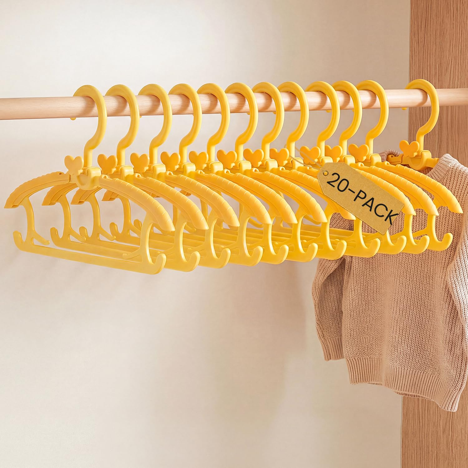Damita Grucce appendiabiti per Neonato e Bambini – Ganci in Plastica Regolabili da 28 a 39 cm, Antiscivolo e Salvaspazio per Cameretta, con Ganci a farfalla – Giallo Sole (Confezione da 20 pezzi)