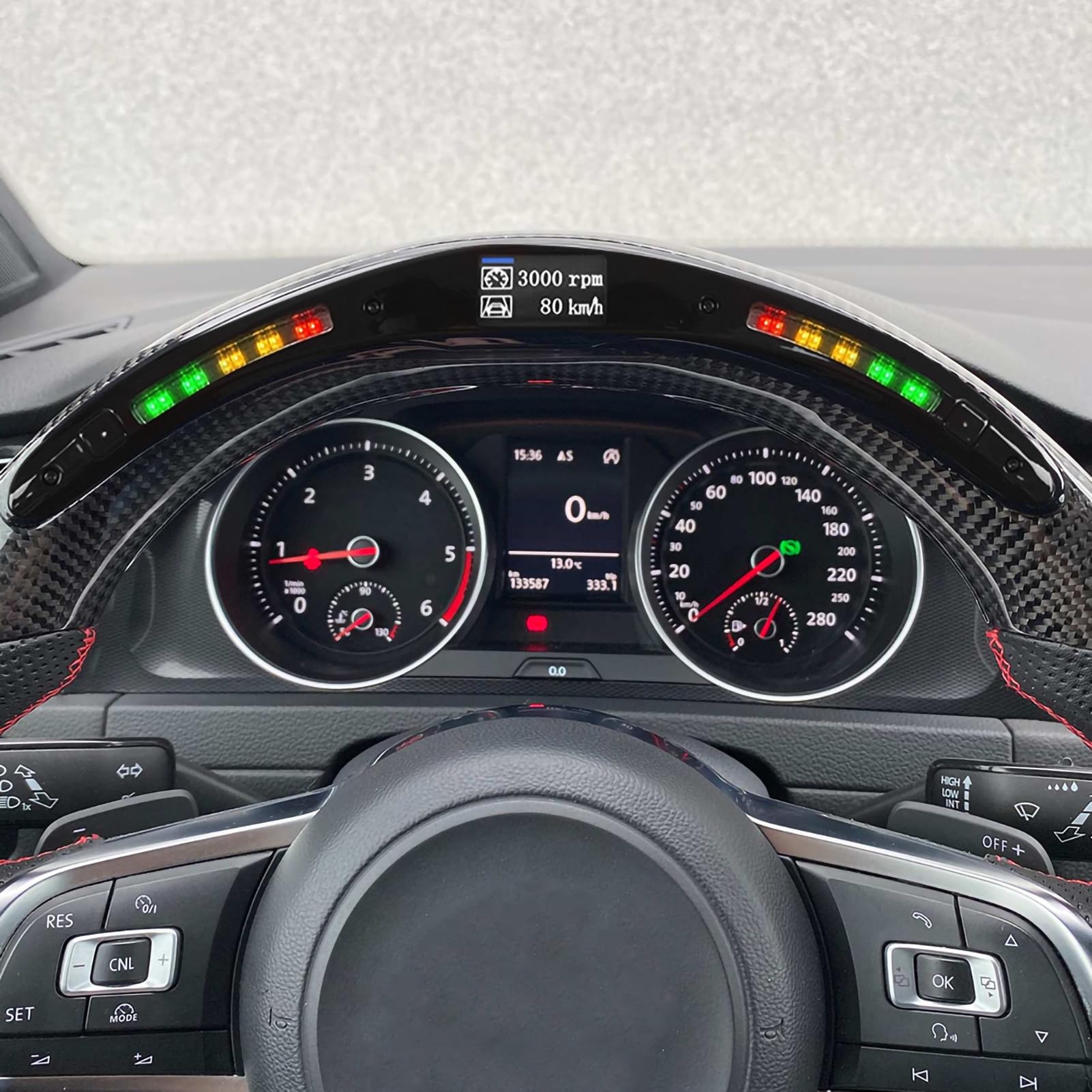 Kierownica LED Performance z Motywem Wyścigowym do Mk7 Mk7.5 R, Wyświetlanie Danych w Czasie Rzeczywistym, Czerwone Szwy, Idealna dla Entuzjastów Wyścigów