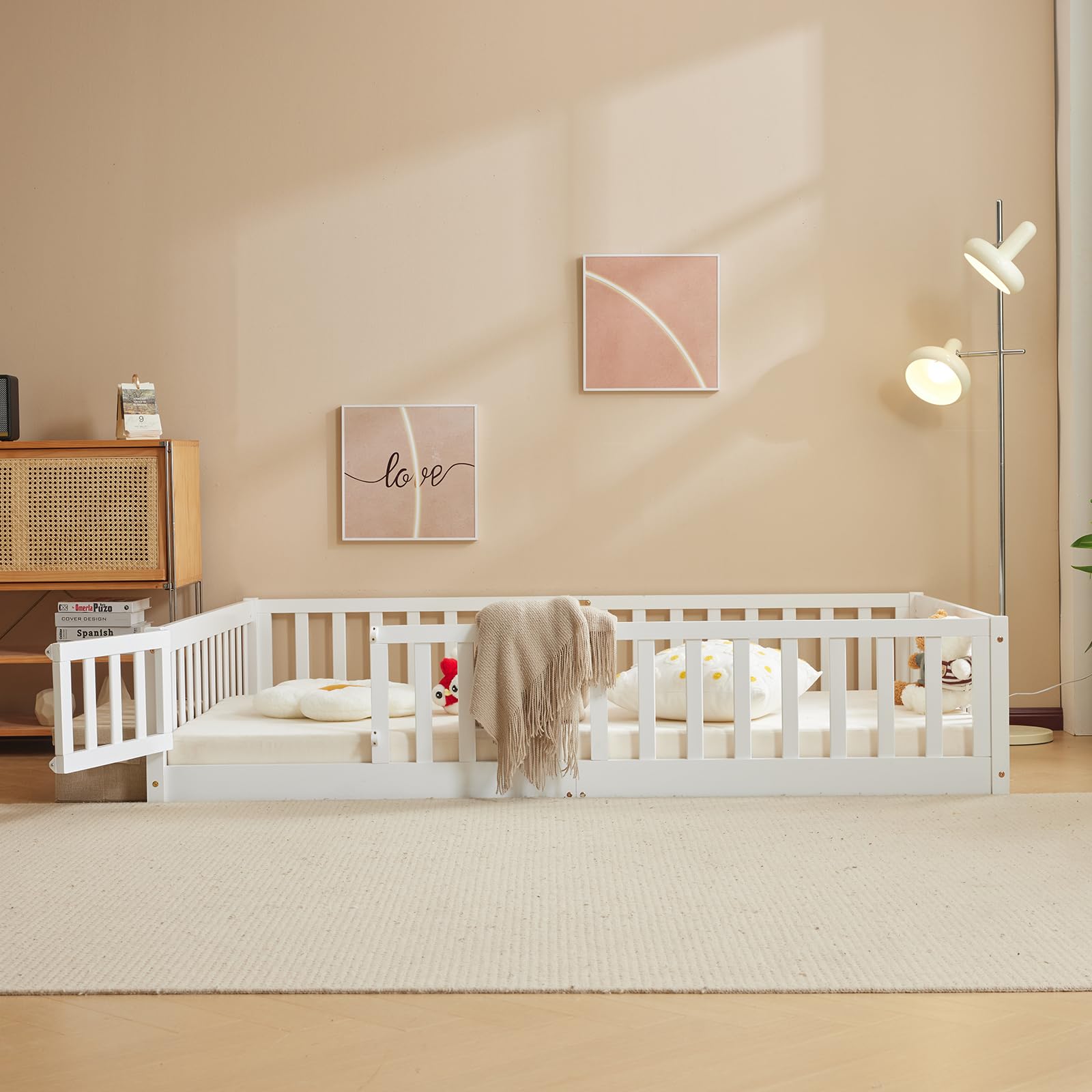 LALAHO Montessori Lit d'enfant Lit au Sol 90x190 cm - Bois Massif avec Porte et Barrière Sécurisée - 12 Lattes Renforcées, Garde-Corps Intégré - pour Enfants (Blanc)