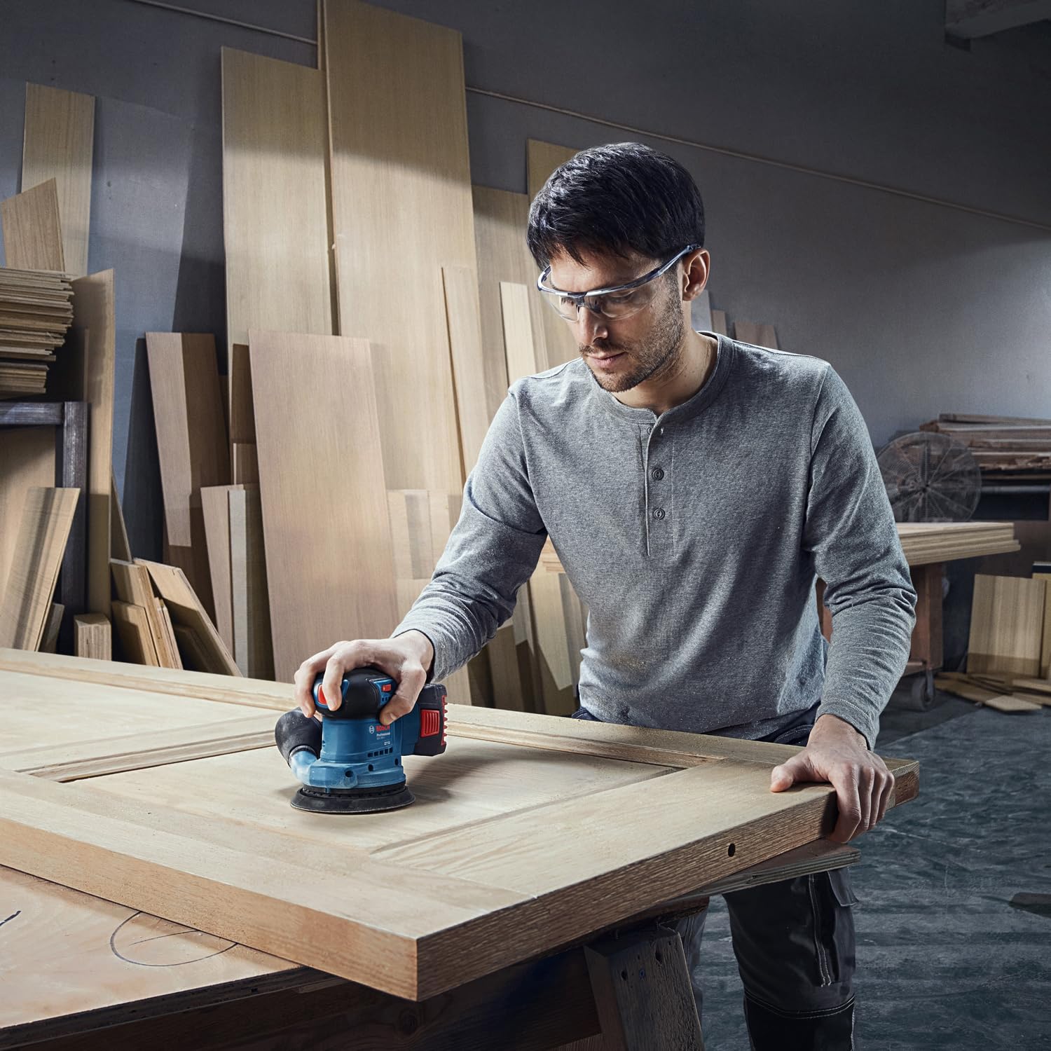 Bosch Professional Sistema de 18 V, lijadora orbital a batería GEX 185-LI (1 batería GBA 18 V 4,0 Ah, cargador rápido GAL 18 V-40, maletín)