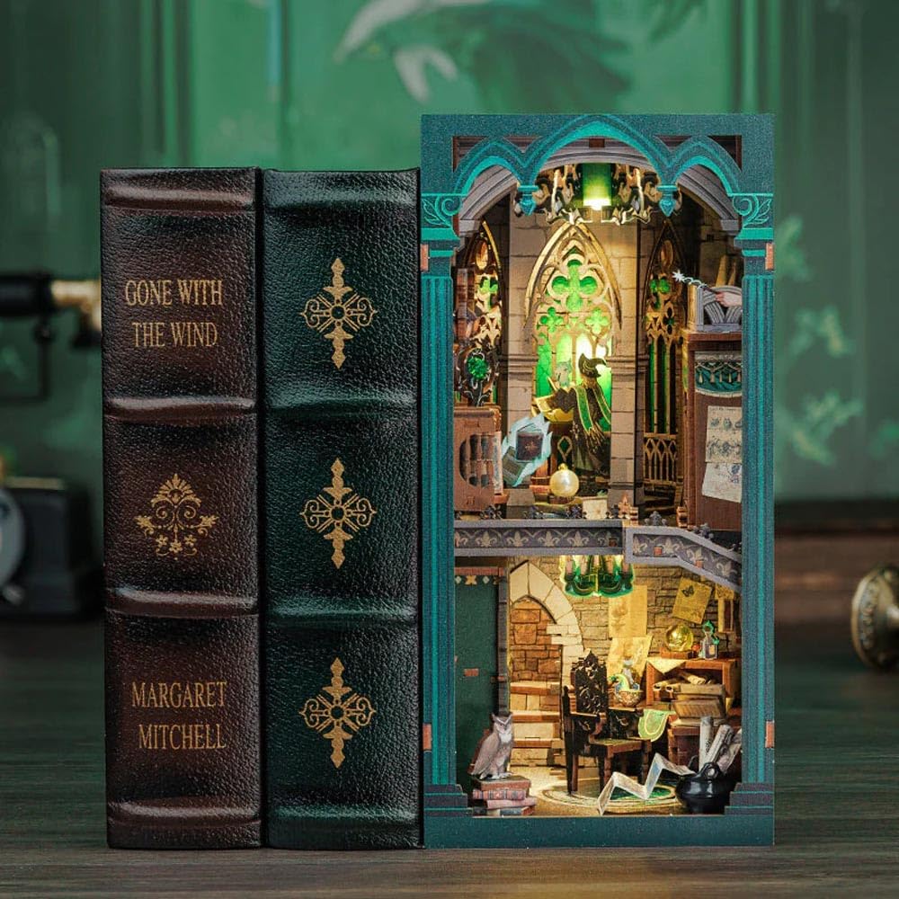 Figured'Art Book Nook Kit - Salle Commune des Ténèbres - Maquette à Construire avec Lumières LED - Diorama 3D DIY Serre-Livre pour Bibliothèque et Décoration Maison Monde Miniature - Marque Française