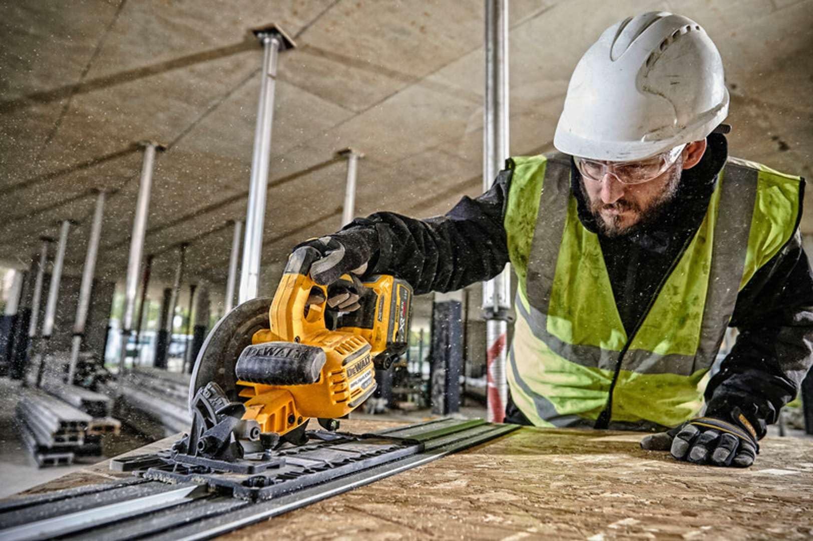 DEWALT Sierra Circular sin escobillas XR FLEXVOLT 54 V z 2 bateriami litowo-jonowymi 54 V/18 V 6 Ah, Ø 190 mm i 61 mm prof., z podstawą i walizką TSTAK VI