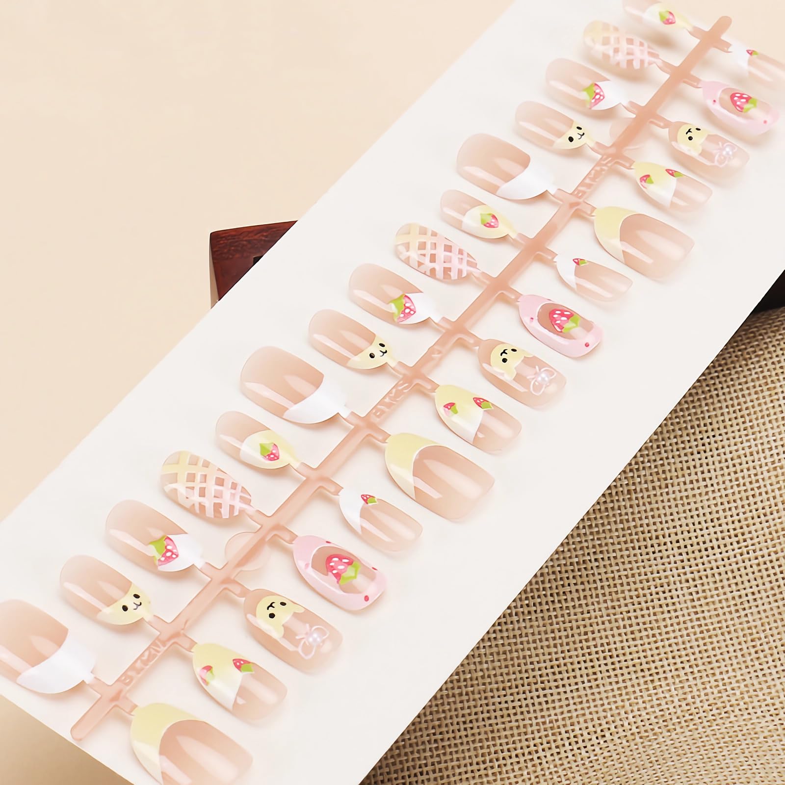 BABALAL Künstliche Fingernägel, oval, Acryl, Gelb und Rosa, mit Klebstoff, Motiv Bär und Erdbeere, 30 Stück, rund, vollständige Abdeckung, für Frauen, Mädchen und Kinder, Set mit Spitze