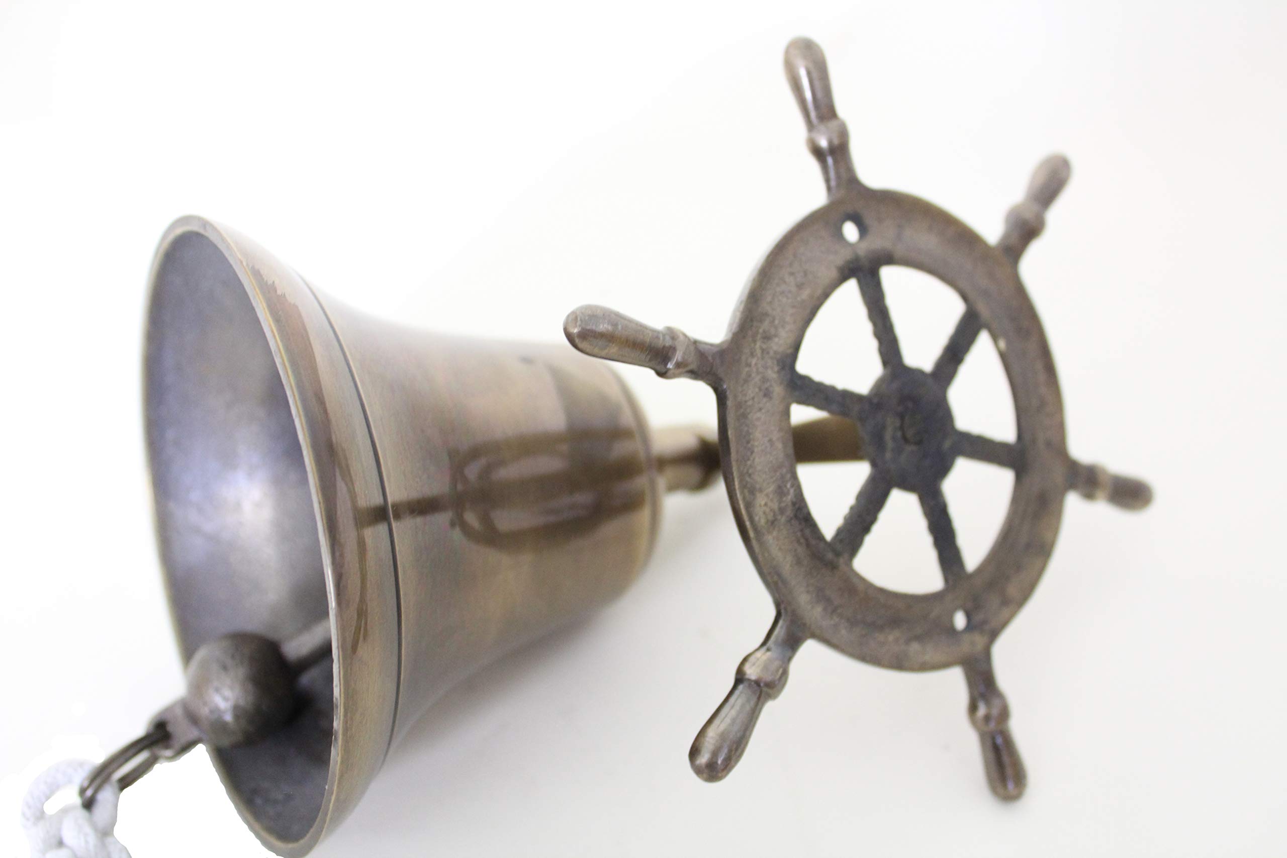 Campana de latón bruñido con timón y cordón para colgar en la pared. Decoración marítima para los amantes de los barcos.