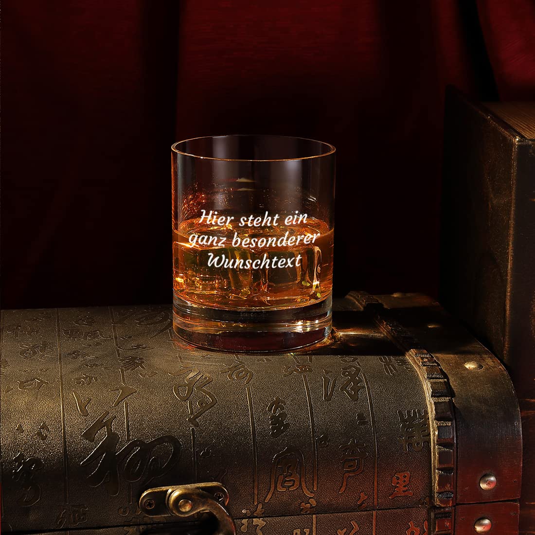 Globus Skull Carafe avec gravure 850 ml Motif blason Verre à whisky personnalisé 320 ml Fabriqué en Allemagne Avec support en bois Idée cadeau pour Noël Décoration de bar, boisson