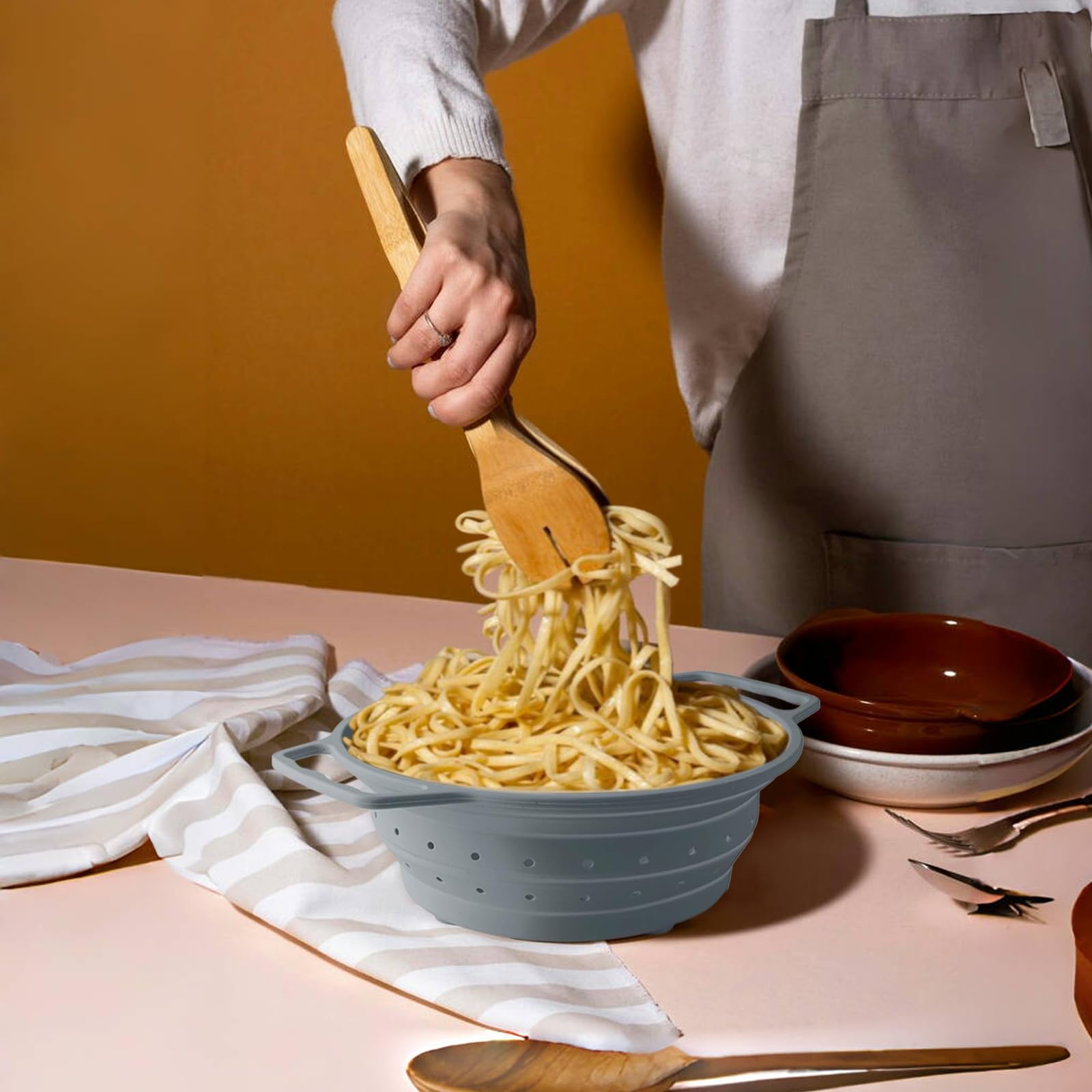 Scolapasta Silicone Pieghevole con Manico, Colino Setaccio da Cucina per Pasta, Verdura e Lavaggio, Cestino Drenante Collapsible, Setacci da Cucina per Pasta, Frutta, Verdura, 26 cm (Grigio)