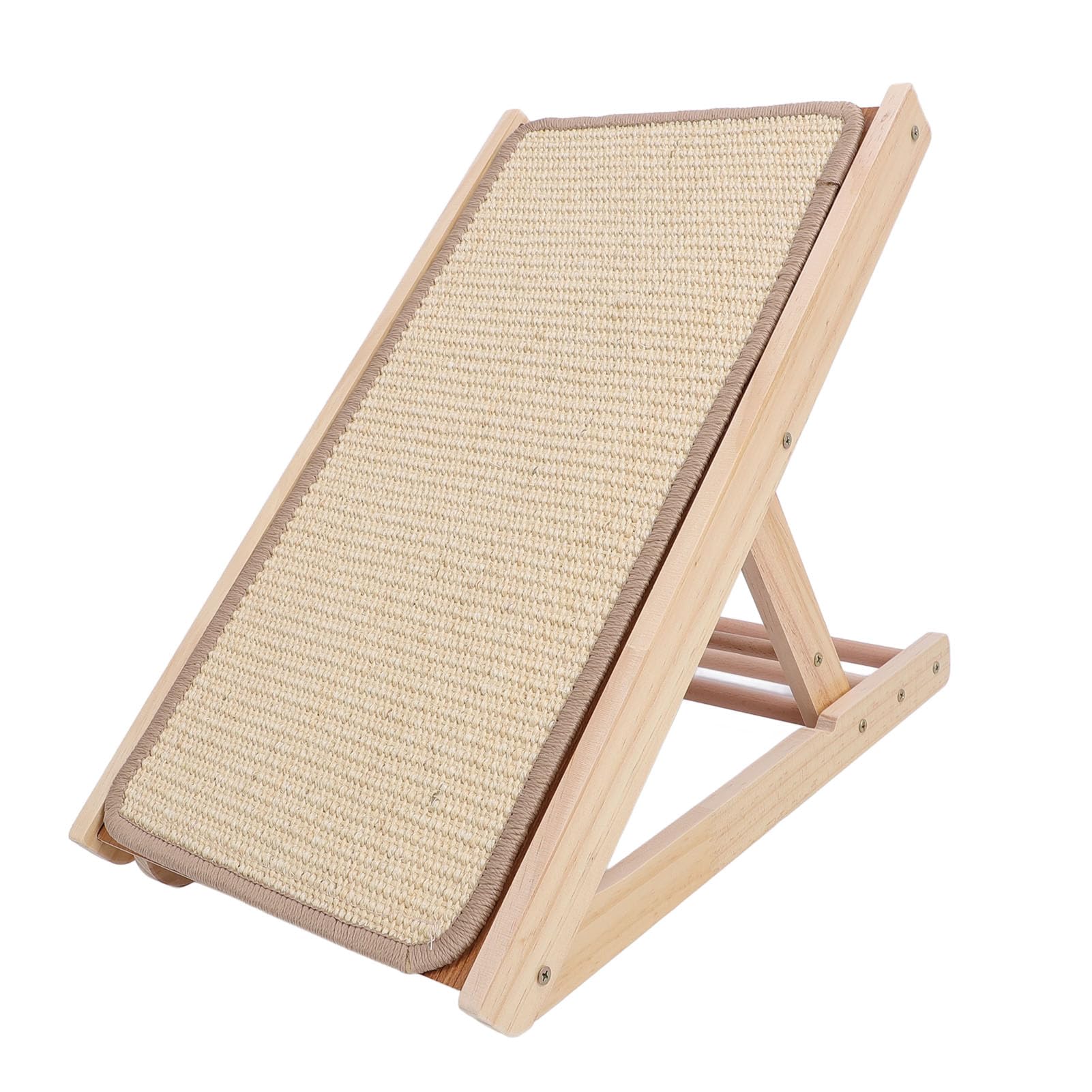 Rampe de griffage en sisal dans le salon pour chat actif