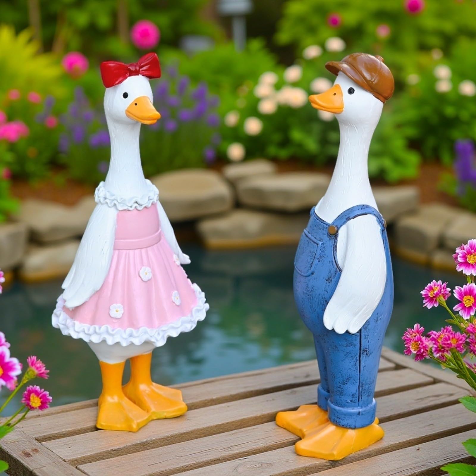 Coppia di statue da giardino a forma di anatra, set di 2, statuette in resina resistente alle intemperie da 28 cm, blu e rosa, per prato, patio e giardino esterno