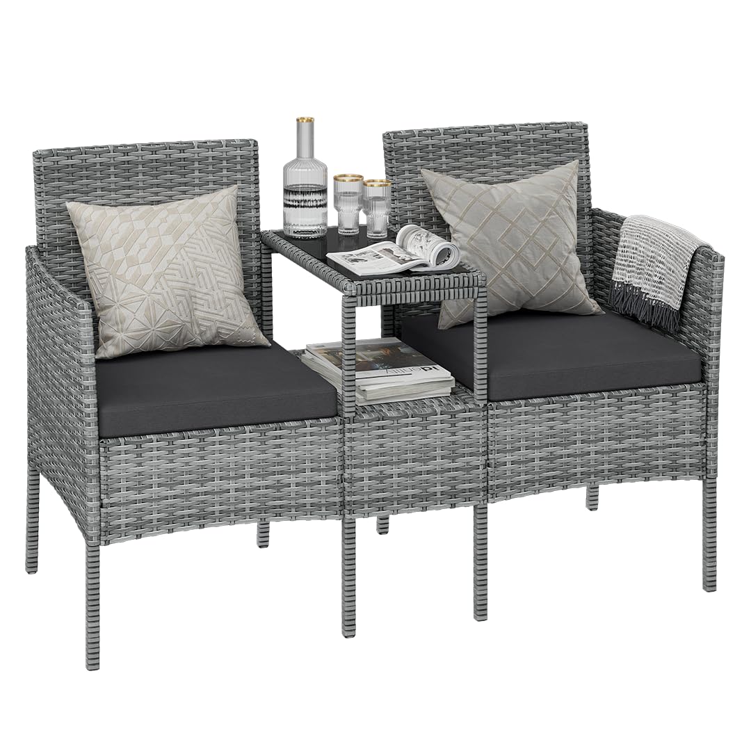 STEELSØN Velara Gartenbank mit integrierten Tisch – Rattan 2er Sitzbank Grau inkl. Kissen – Balkonmöbel wetterfest – Terrassen Sitzgruppe bis 320kg – Balkonbank mit Glas Ablage und Stahlgestell